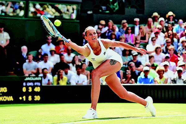 Unggulan ketika asal Republik Ceko Karolina Pliskova berusaha menjangkau bola saat menghadapi petenis Puerto Riko Monica Puig