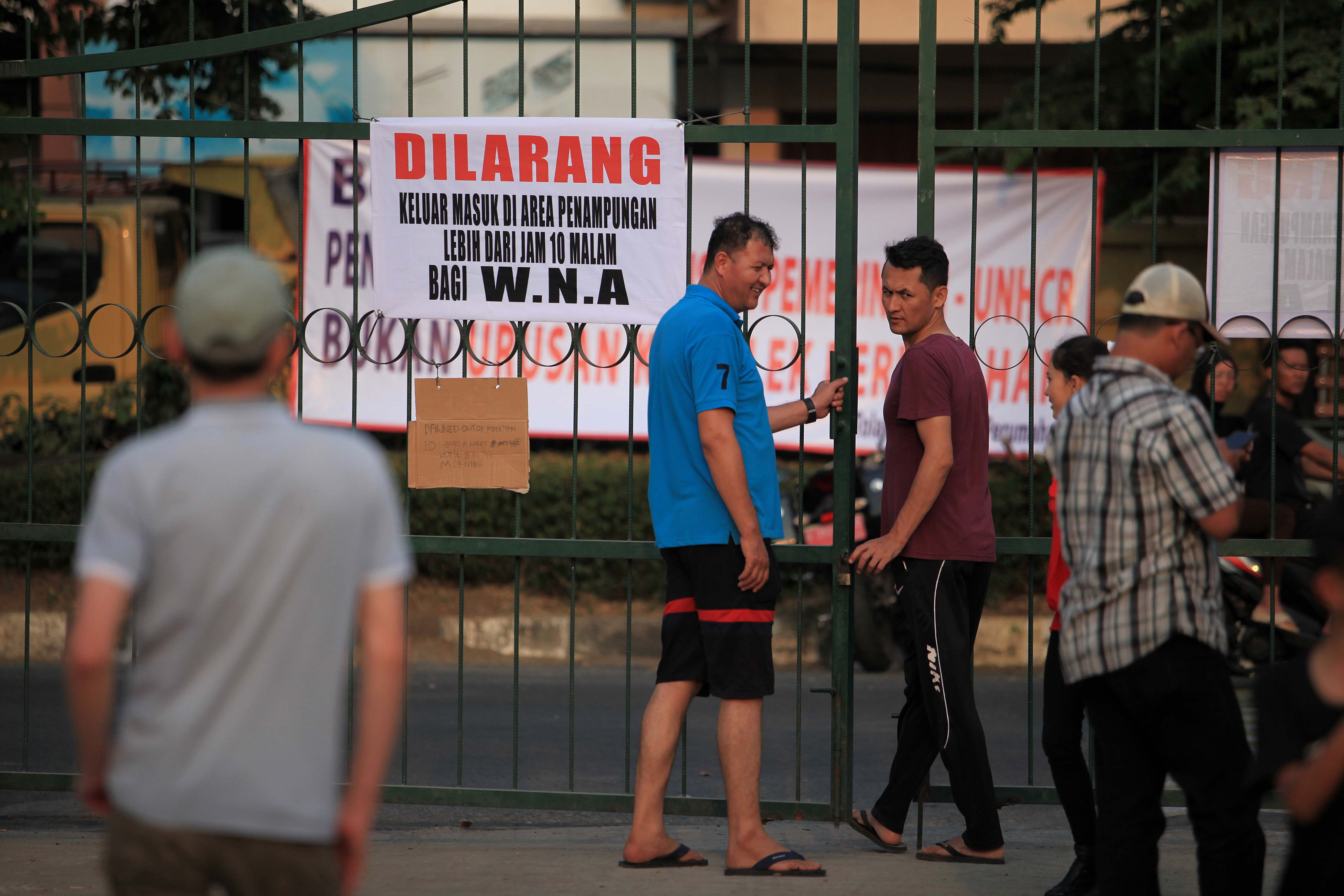 Aktivitas para pencari suaka di lingkungan penampungan  disediakan oleh Pemprov DKI Jakarta di Gedung Eks Kodim Kalideres, Jakarta Barat.