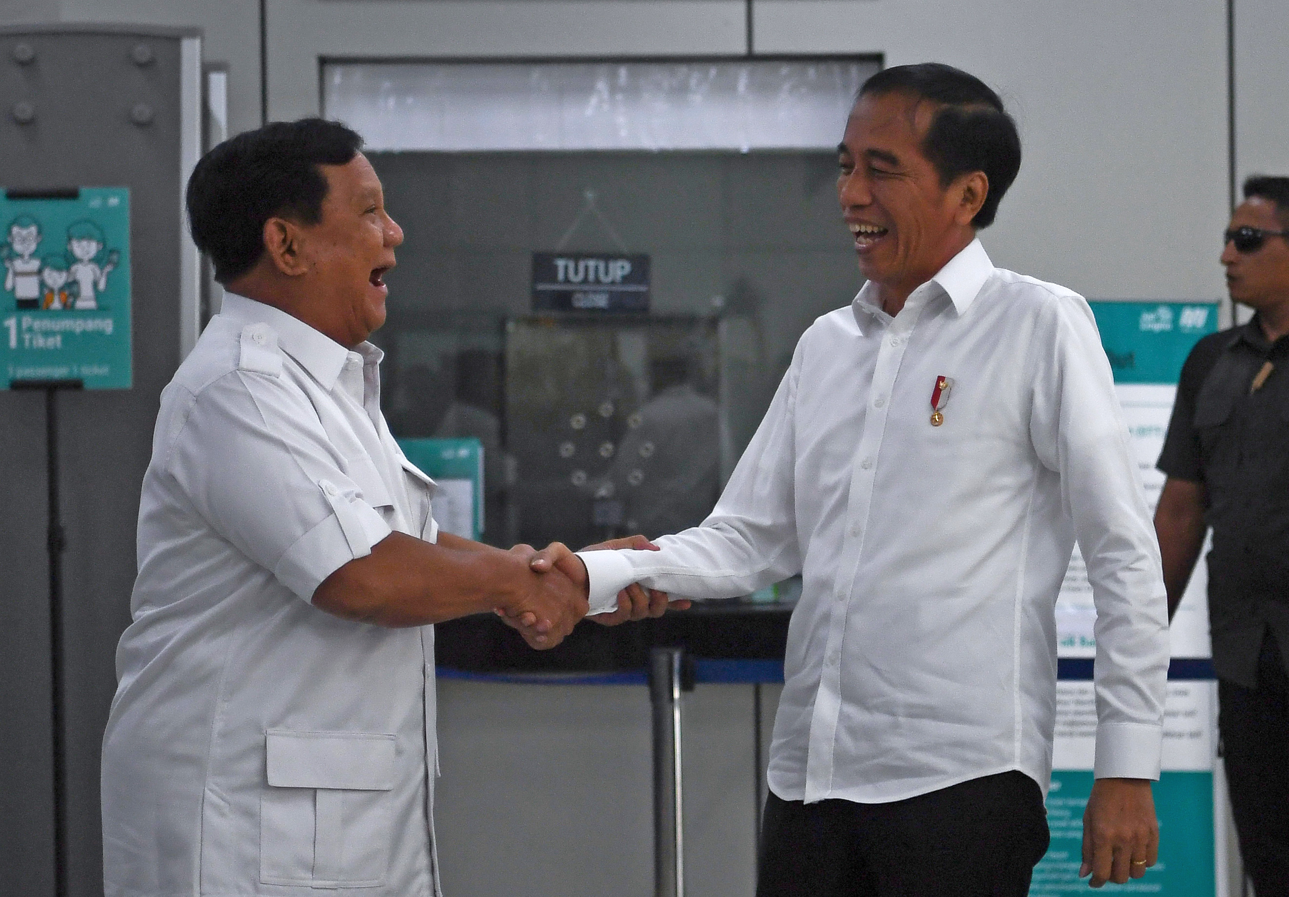 Presiden Joko Widodo (kanan) dan Ketua Partai Gerindra Prabowo Subianto