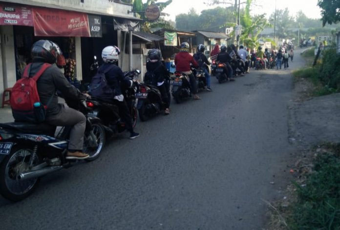PEMBERLAKUAN sistem berbayar masuk kawasan Universitas Indonesia (UI) Kota Depok, menimbulkan kemacetan di Jalan Palakali, Kelurahan Kukusan