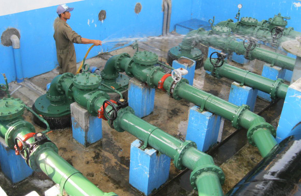 Seorang petugas PDAM Kota Malang, Jawa Timur, merawat jaringan air di sumber wendit di Pakis, Kabupaten Malang, Jatim.