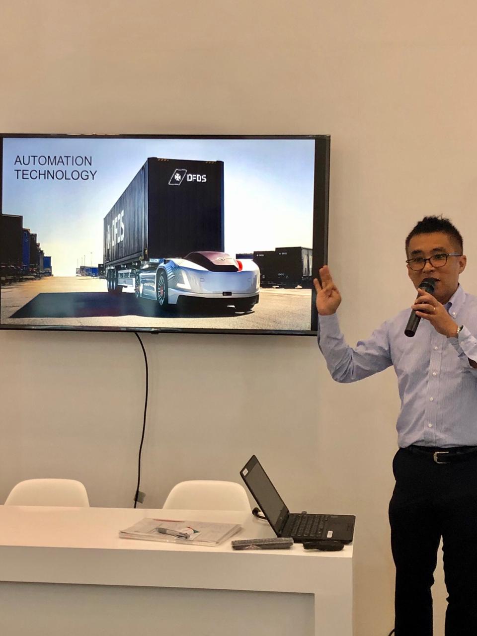  Kishi Nobuhito, Vice President UD Trucks Key Account Management, menerangkan soal solusi logistik cerdas UD Trucks