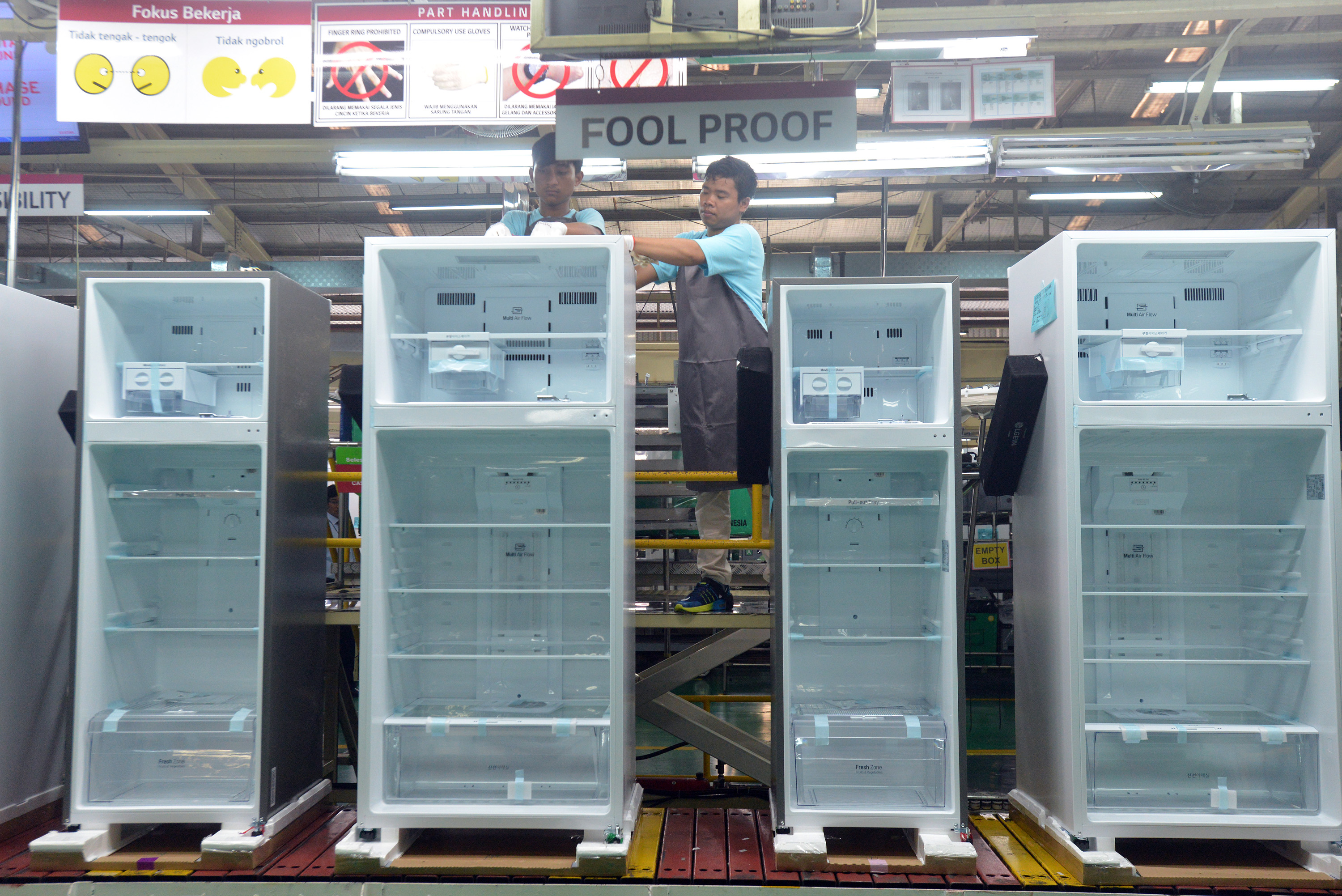 Pekerja merakit lemari es dua pintu di pabrik LG Electronics Indonesia di Kawasan Lego, Banten.
