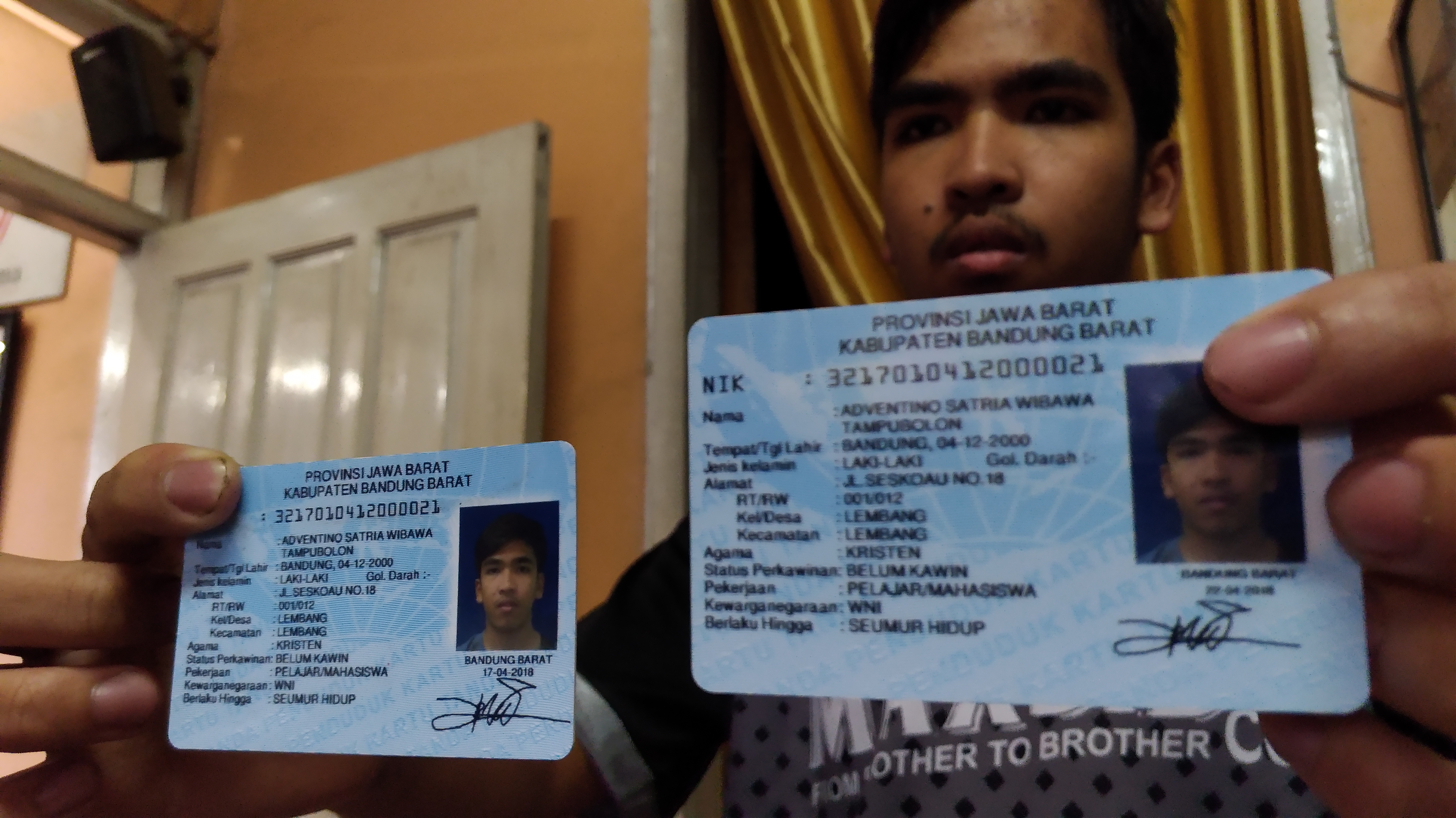 Adventino menunjukkan dua keping KTP-E miliknya.