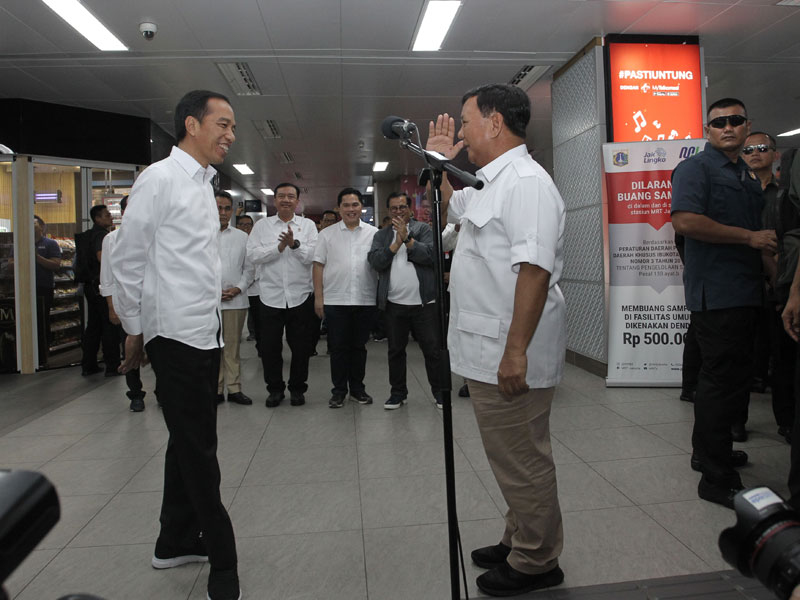 Prabowo Subianto (kanan) memberikan hormat kepada Presiden Joko Widodo (kiri) usai bersama-sama menaiki MRT di Stasiun MRT Senayan, Jakarta.