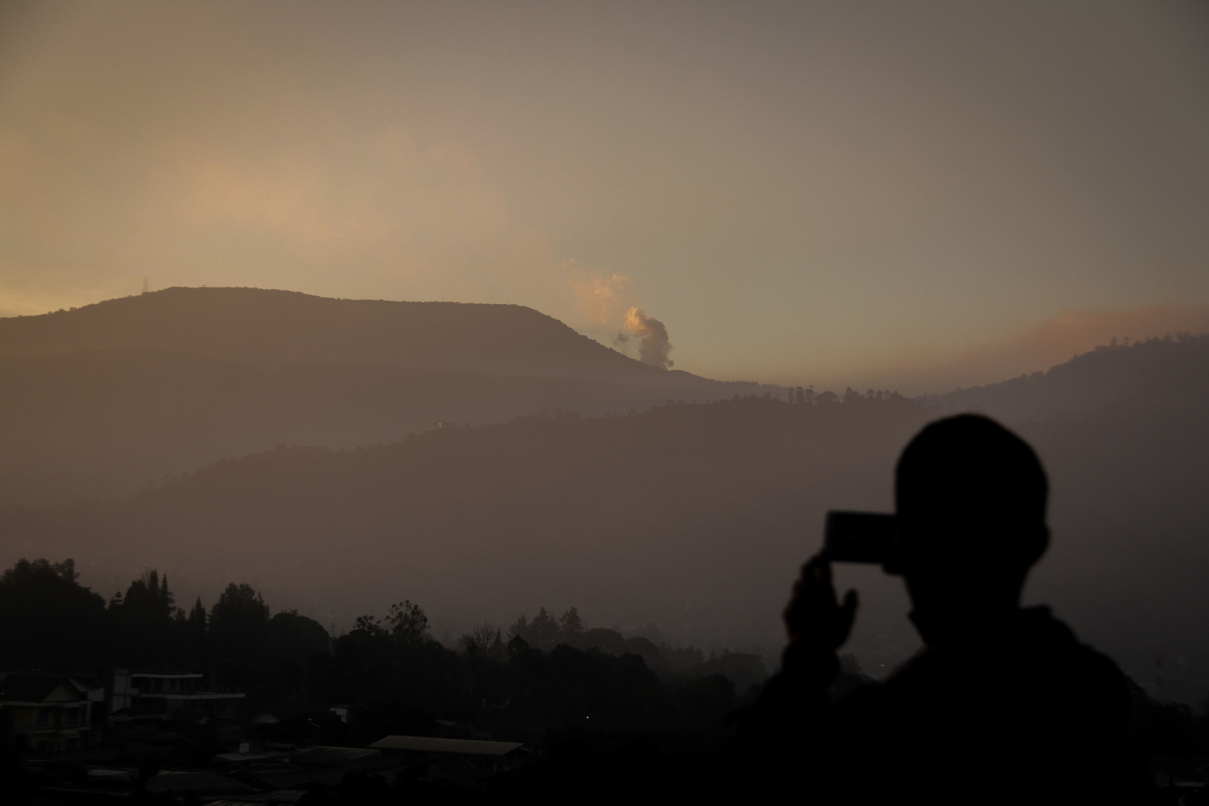  Gunung Tangkuban Parahu mengalami erupsi dengan tinggi kolom kurang lebih 200 meter dengan amplitudo maksimum 38 mm 