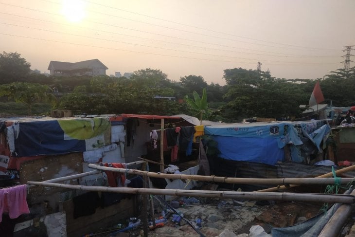 Gubuk liar di bantaran sungai Banjir Kanal Barat (BKB) di Jati Pulo, Jakarta Barat.