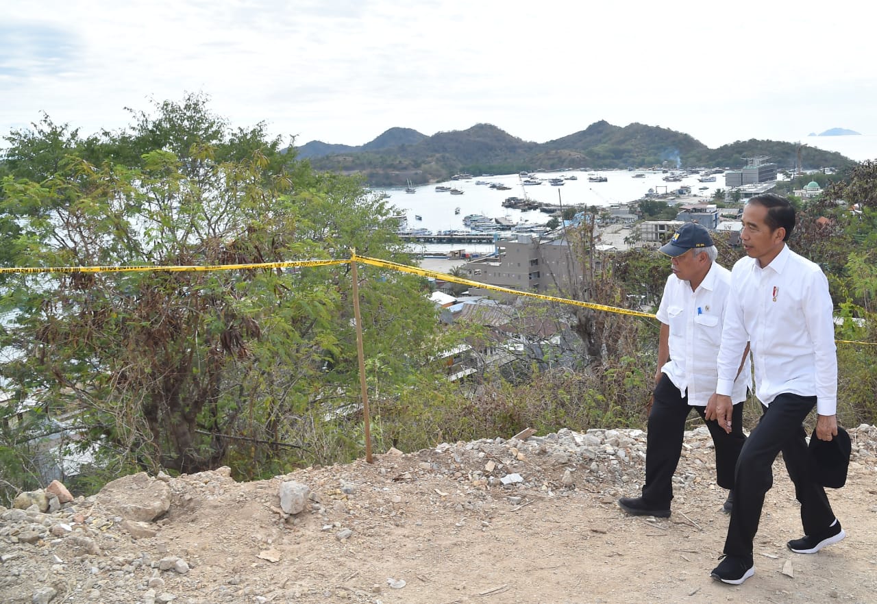 Presiden Joko Widodo (kanan) saat di Labuanbajo, NTT, Rabu (10/7)
