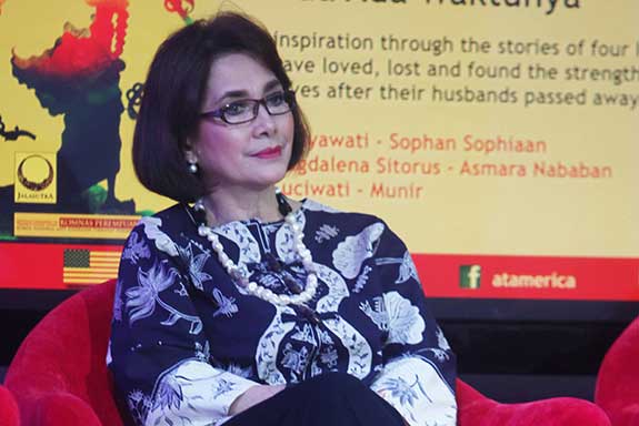  Aktris senior yg namanya mulai melambung saat bermain sebagai Yuli dalam Pengantin Remaja bersama Romi diperankan almarhum Sophan Sophiaa