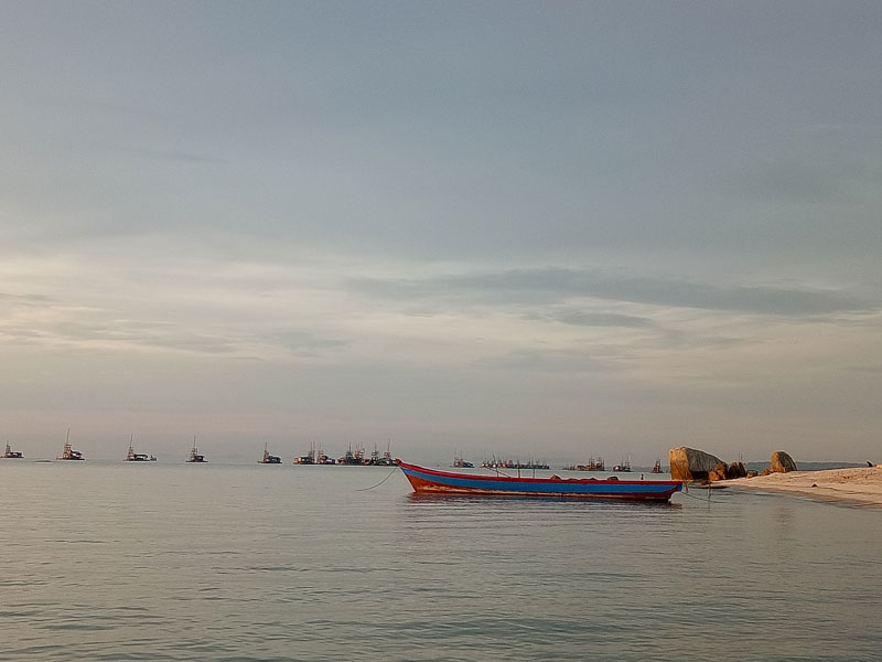 Aktivitas tambang di perairan pantai di pulau bangka mulai di keluhkan wisatawan.