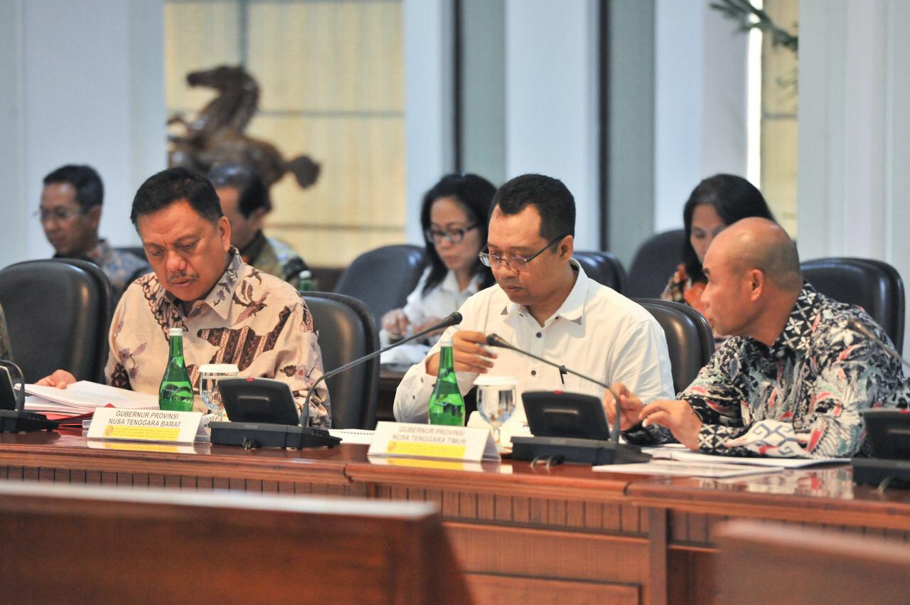 Gubernur NTB (tengah) mengikuti rapat terbatas di Istana Merdeka. 