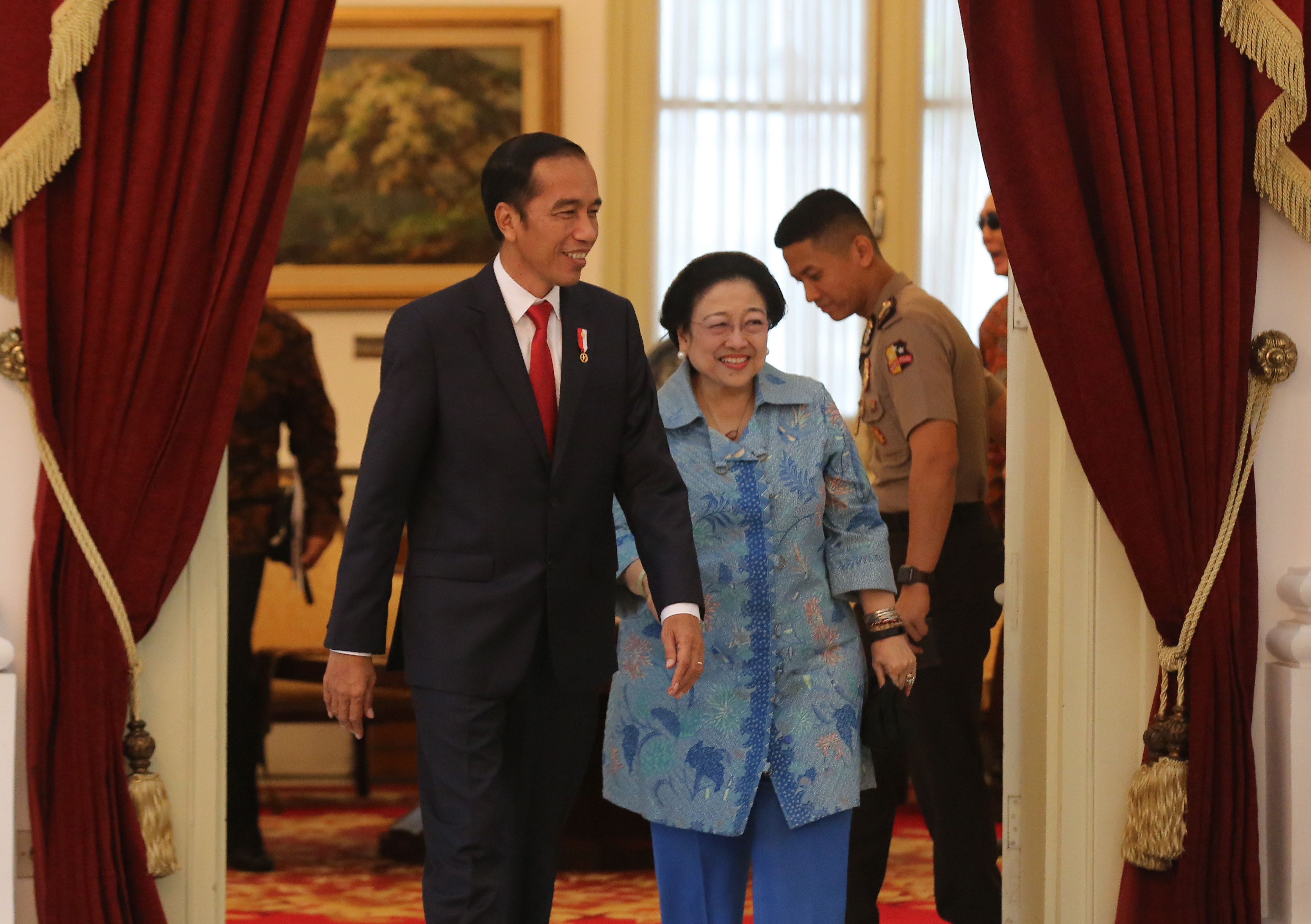 Presiden Joko Widodo (kiri) dan Megawati