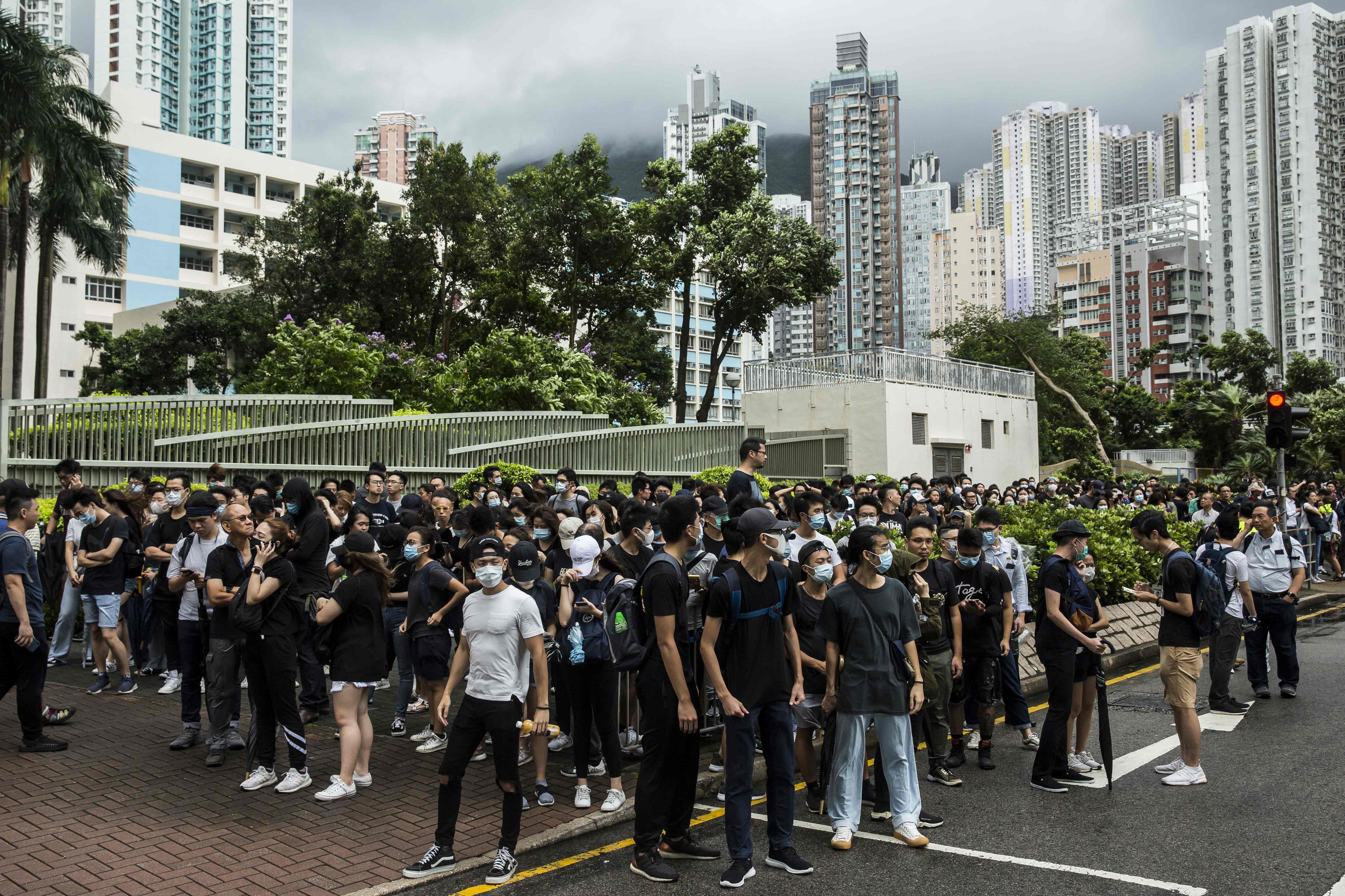 Demonstran berkumpul di depan pengadilan Hong Kong untuk mendukung rekan mereka yang didakwa melakukan kerusuhan.