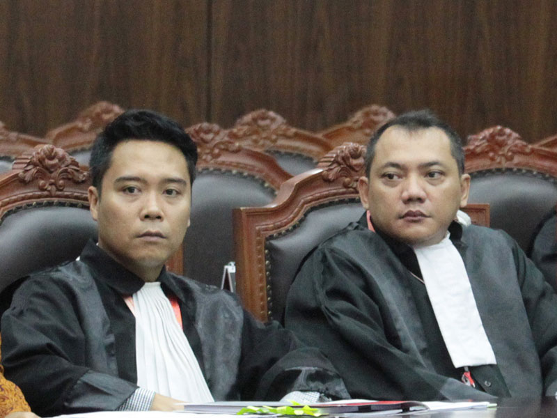 Kuasa Hukum Taufik Bassari (tengah) selaku pemohon mewakili Partai NasDem.