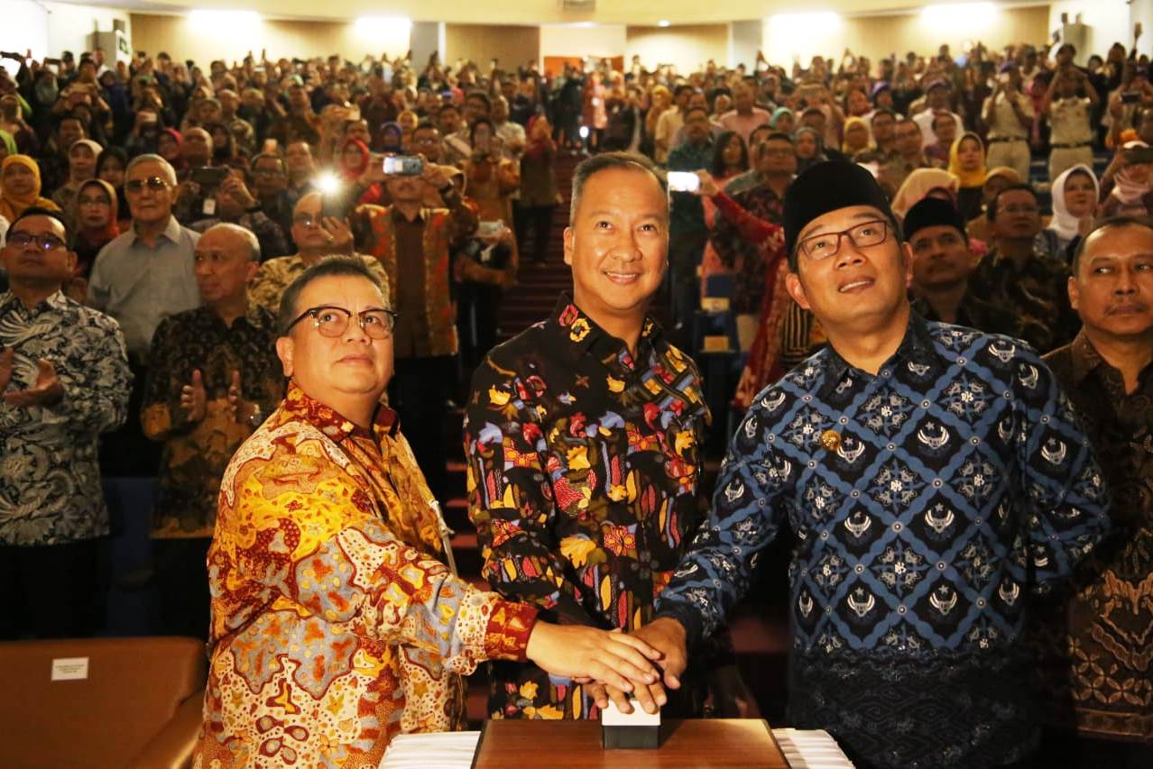 Kepala BP3S Harry Z Soeratin, Mensos  Agus Gumiwang Kartasasmita, dan Gubernur Jabar Ridwan Kamil resmikan Poltekesos.