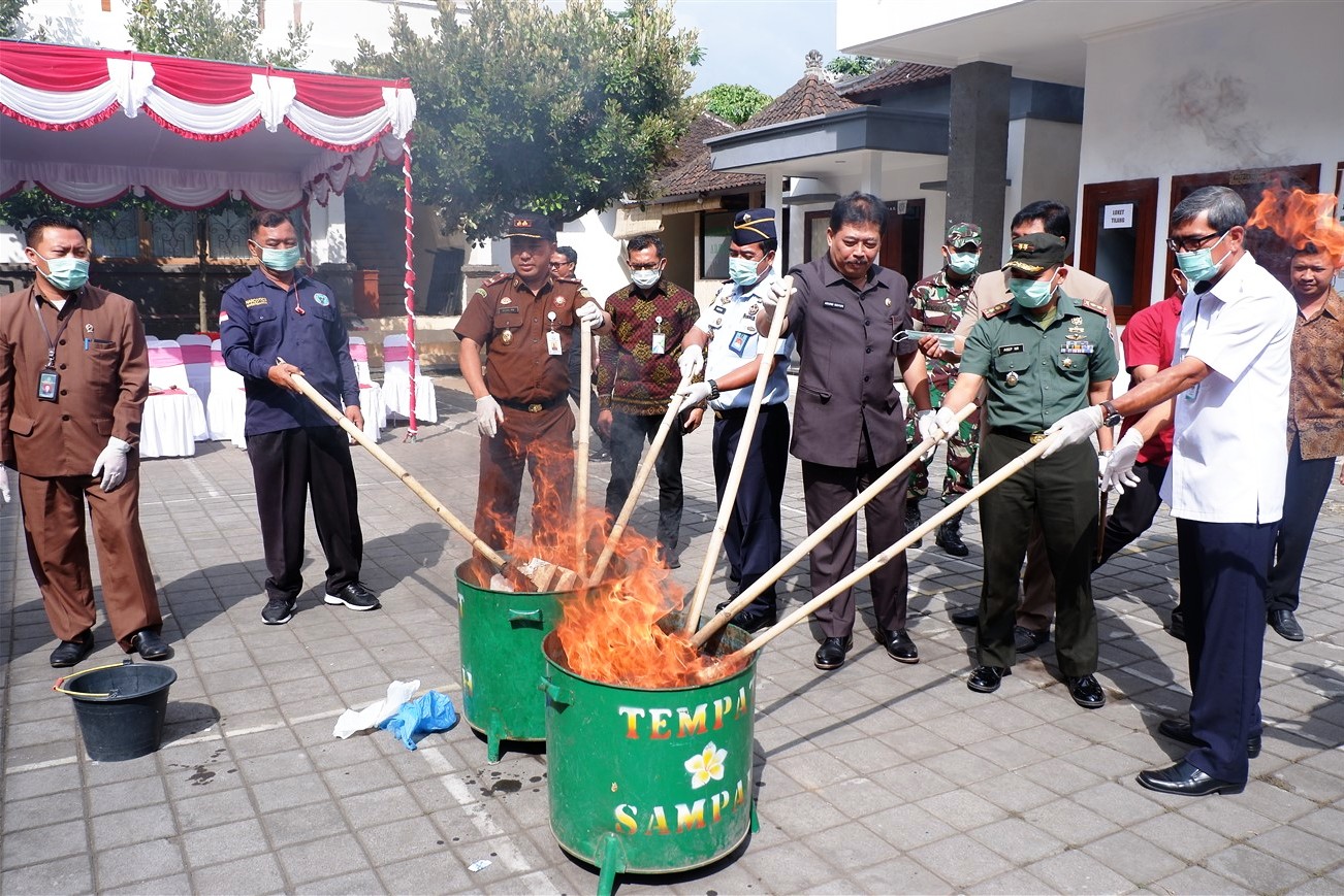 Kejari Kabupaten Gianyar, Bali, memusnahkan barang bukti narkotika dan sejumlah kosmetik palsu.