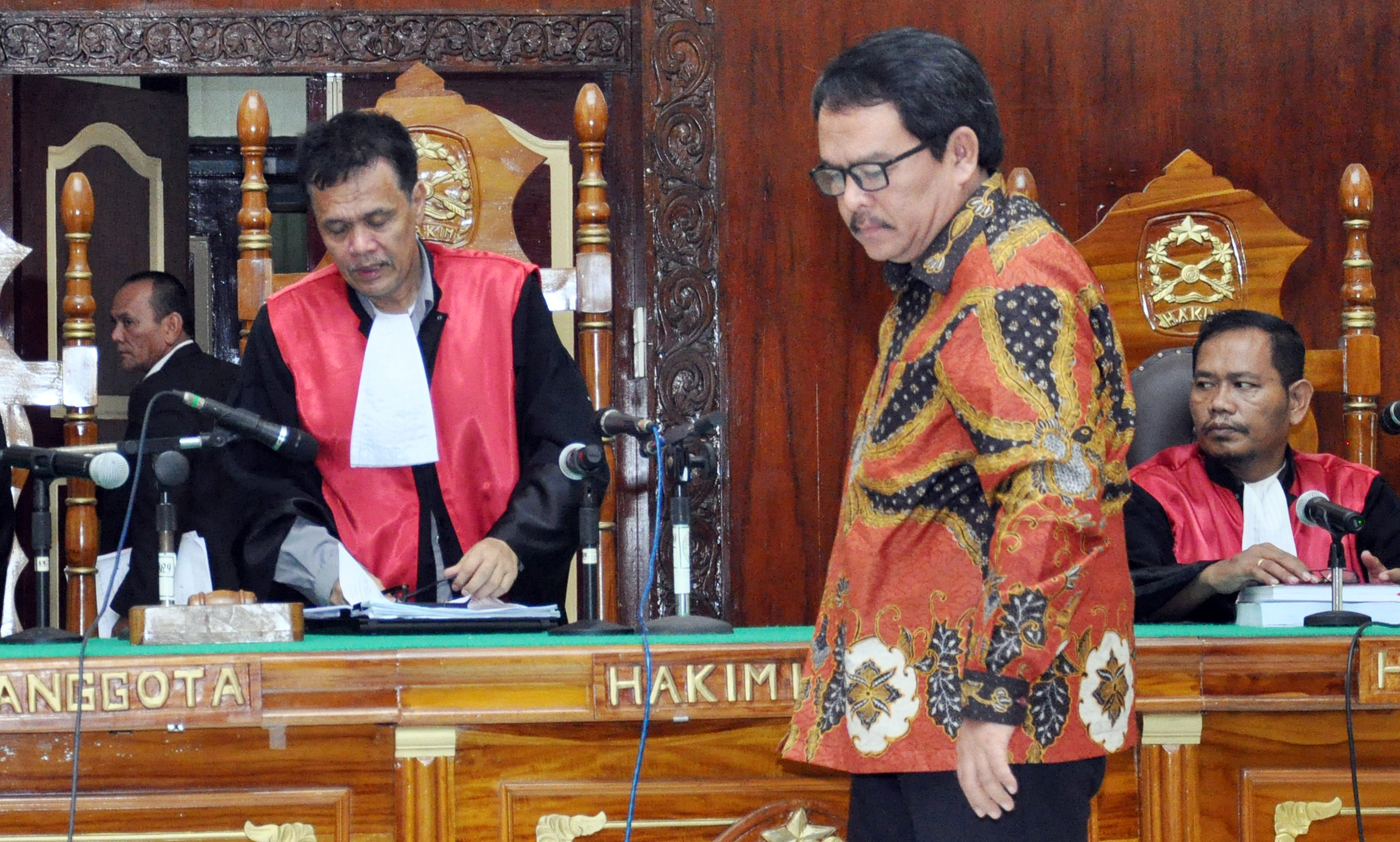  Bupati Labuhanbatu nonaktif Pangonal Harahap yang juga terdakwa kasus korupsi menjalani sidang di Pengadilan Negeri Tipikor Medan, Sumut. 