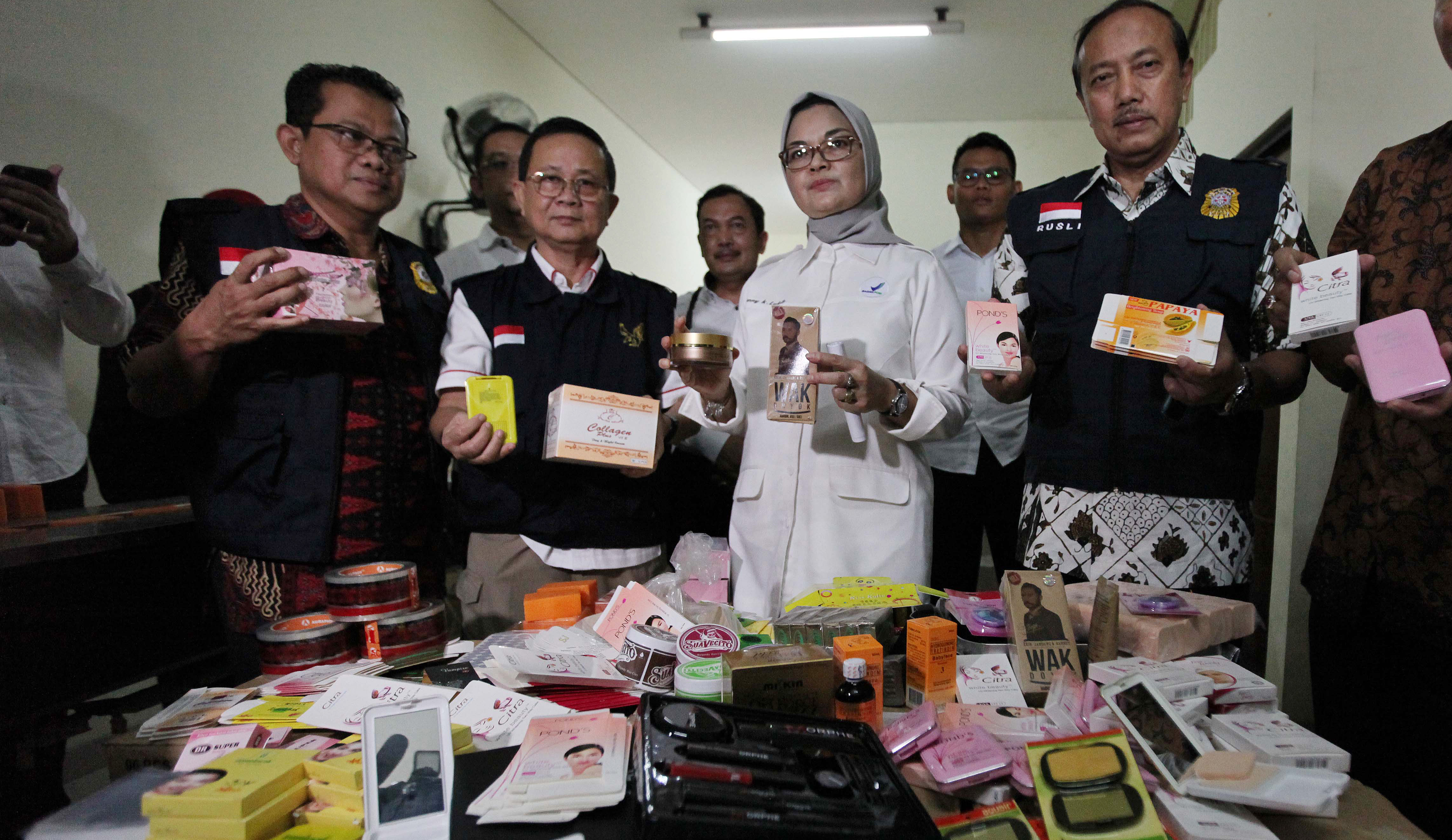 BPOM AMANKAN KOSMETIK ILEGAL: Kepala Badan Pengawas Obat dan Makanan (BPOM) Penny Kusumastuti Lukito (tengah)  