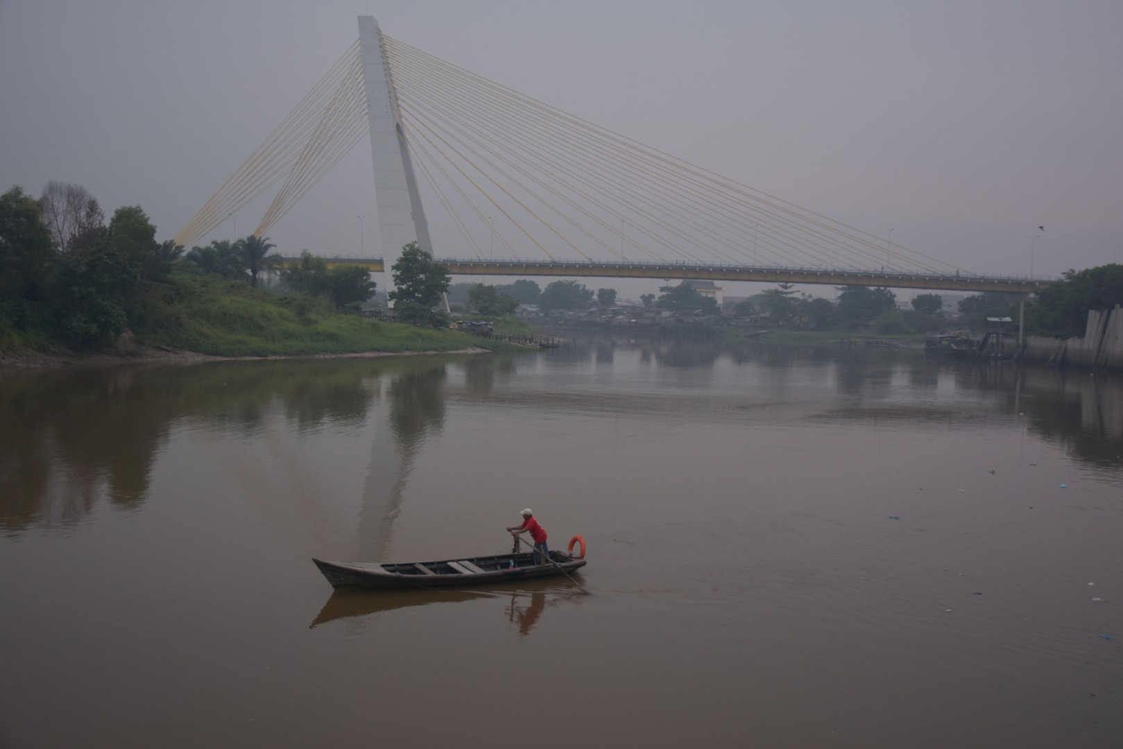 Kabut asap tipis menyelimuti Kota Pekanbaru, Riau, Minggu (28/7/2019).