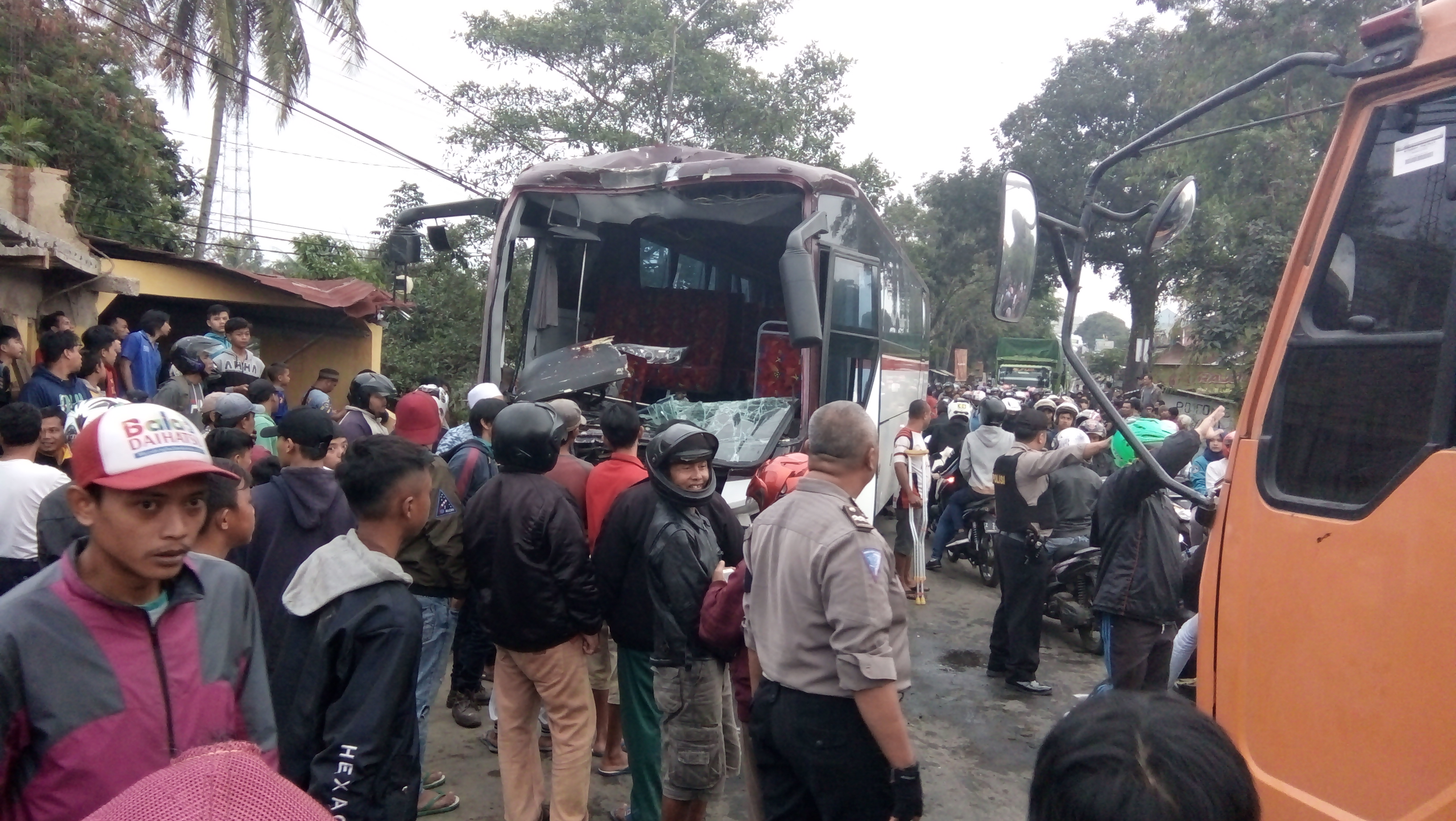 Tabrakan bus di  ruas Jalan Cisayong, Kampung Babakan Jawa, Kelurahan Sukamaju Kaler, Kecamatan Indihiang, Kota Tasikmalaya, jadi tontonan.