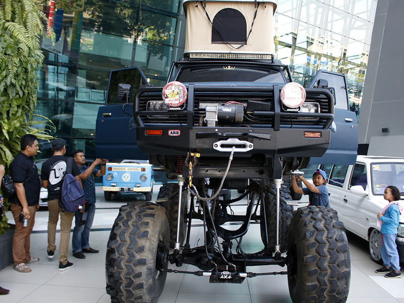Pengunjung melihat modifikasi mobil Bigfoot saat Kontes Audio dan Modifikasi Mobil di Terminal 3 Bandara Soekarno-Hatta, Tangerang.