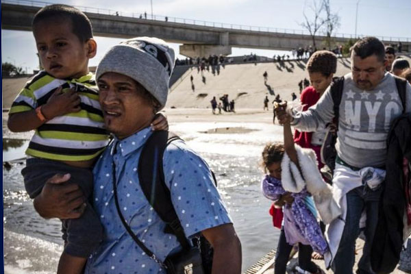 Para imigran yang mencoba melintasi perbatasan menuju ke AS.  