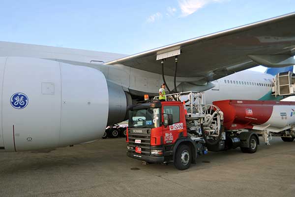 Petugas mengisi avtur untuk penerbangan 