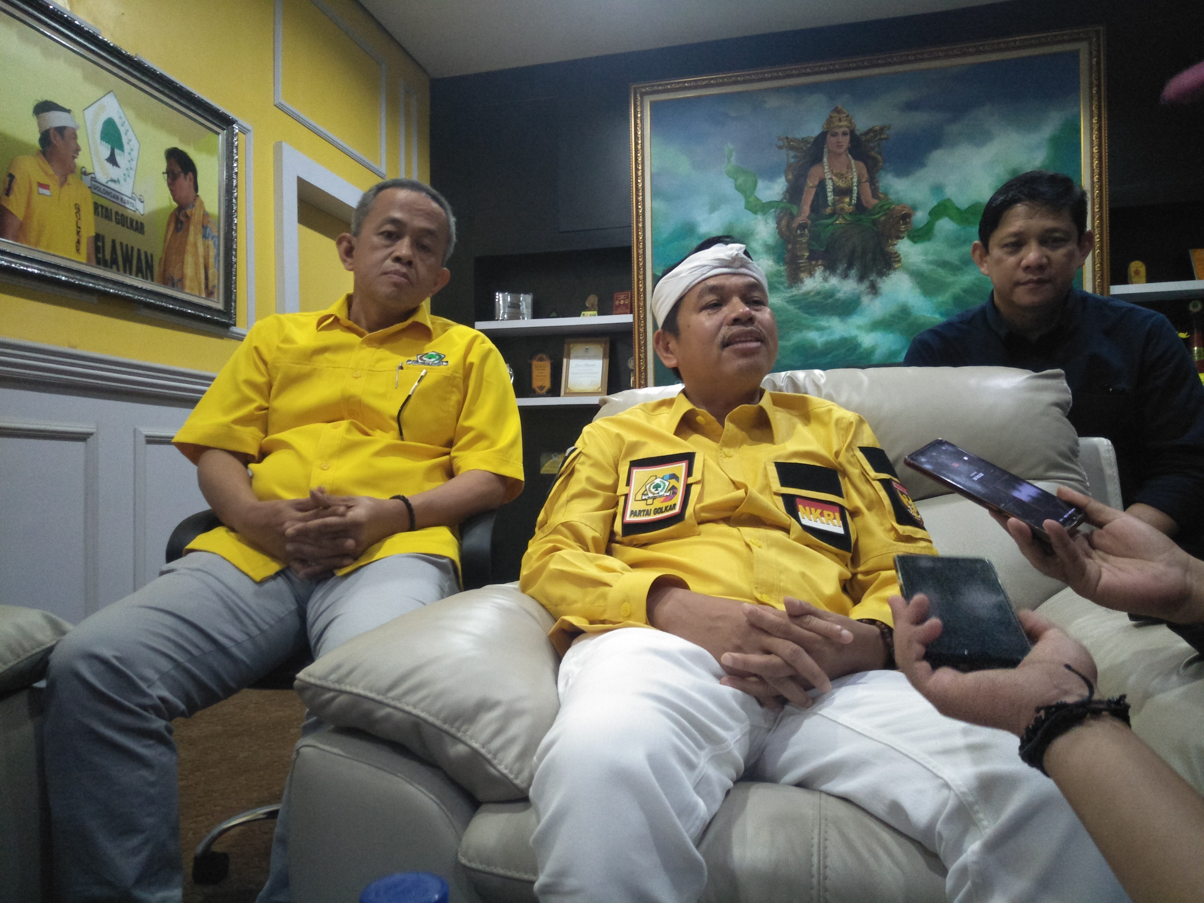 Ketua DPP Partai Golkar Jawa Barat, Dedi Mulyadi (tengah) bersama Sekretaris DPD Golkar Jabar, Ade Barkah (kiri) dan Ketua Bappilu M Iswara.
