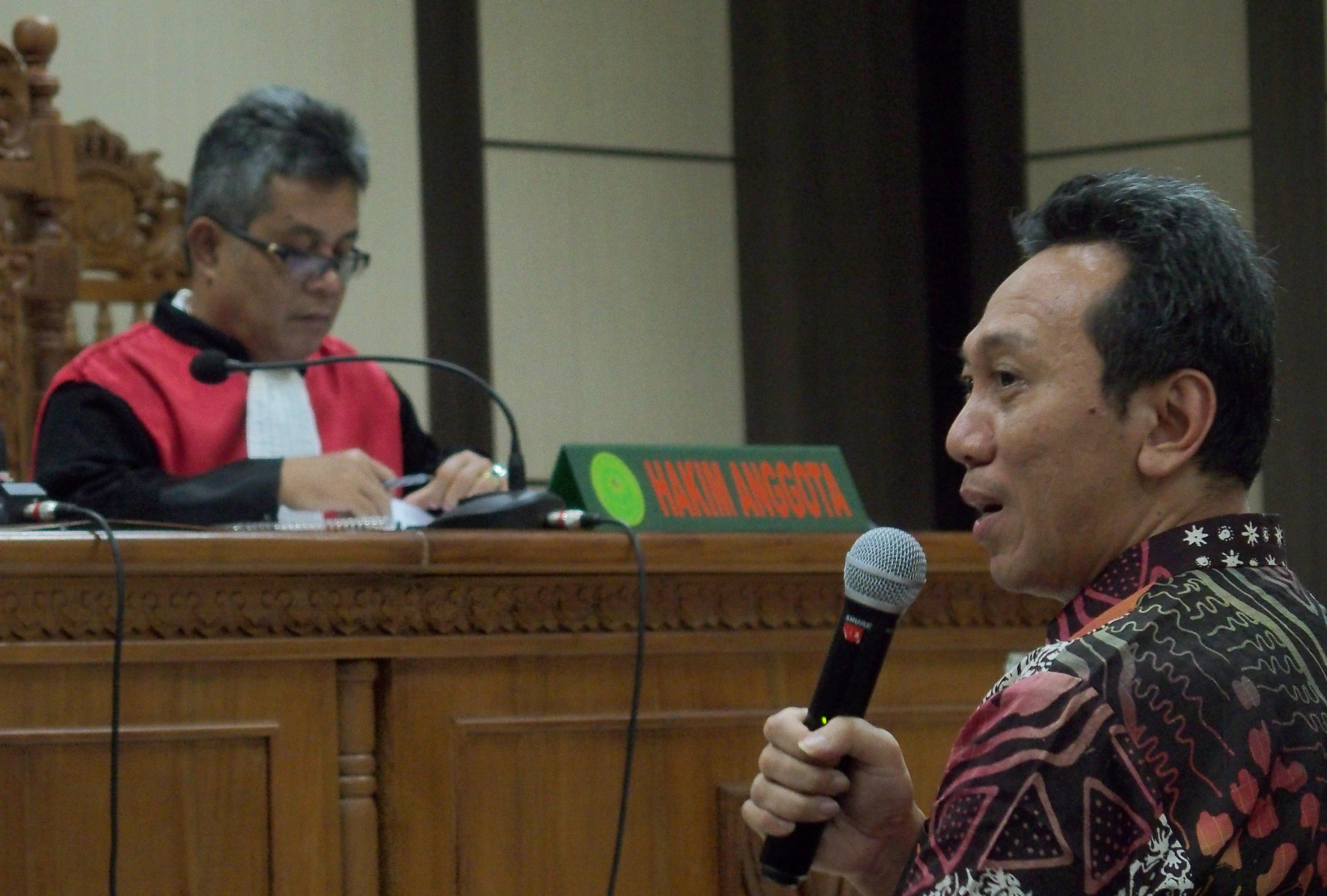  Terdakwa kasus suap sejumlah proyek senilai Rp12 miliar Bupati nonaktif Kebumen Yahya Fuad (kanan)