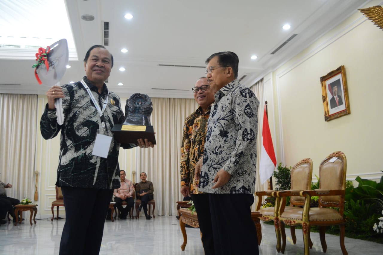 Jusuf Kalla memberikan Anugerah Paritrana 2018 disaksikan Dirut BPJSTK Agus Susanto di  Istana Wakil Presiden.
