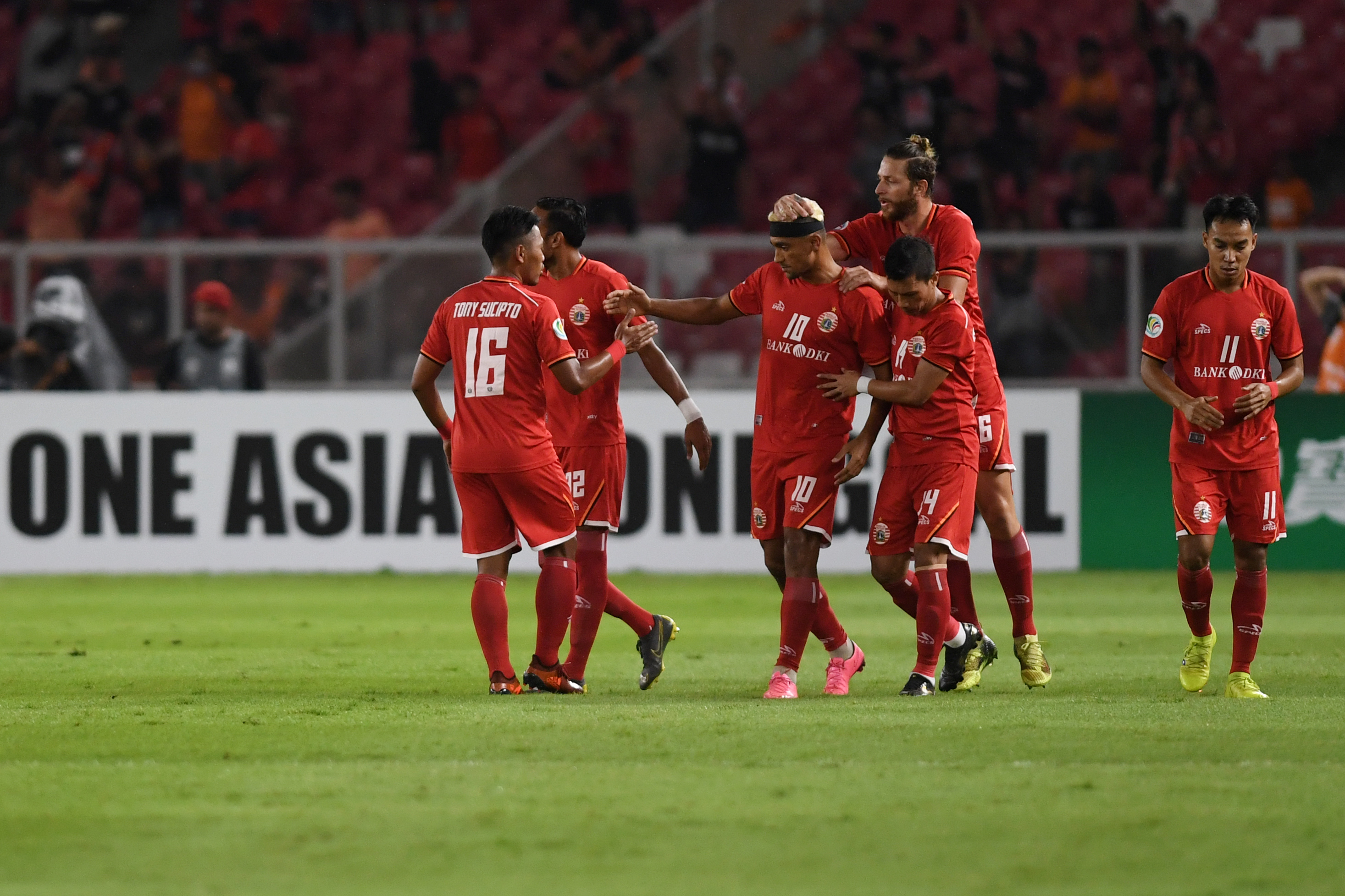 Pesepak bola Persija Jakarta Bruno Matos (ketiga kiri) melakukan selebrasi bersama rekannya usai menjebol gawang