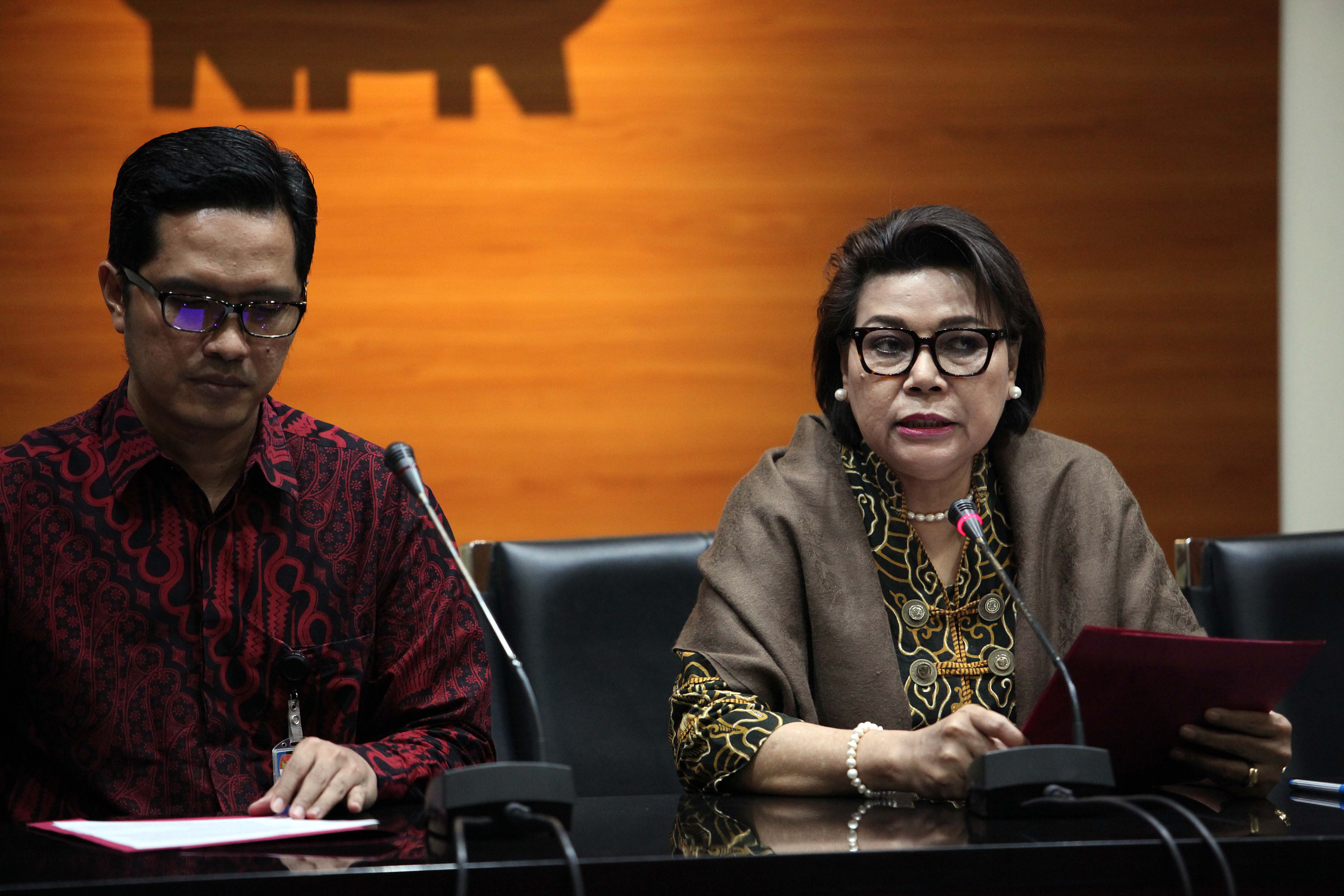 Wakil Ketua KPK Basaria Pandjaitan (kanan) didampingi Jubir Febri Diansyah