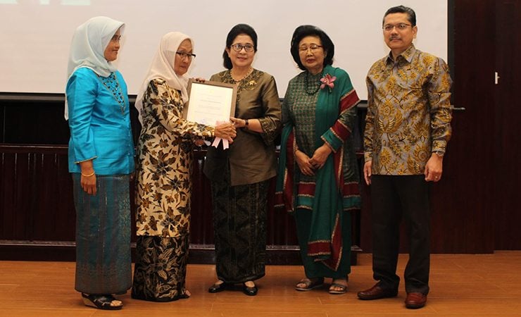 Istri Sumarmo Sunaryo Poorwo (kedua dari kiri) menerima penghargaan dari Menteri Kesehatan Nila F Moeloek di Gedung IMERI, FKUI, Jakarta.
