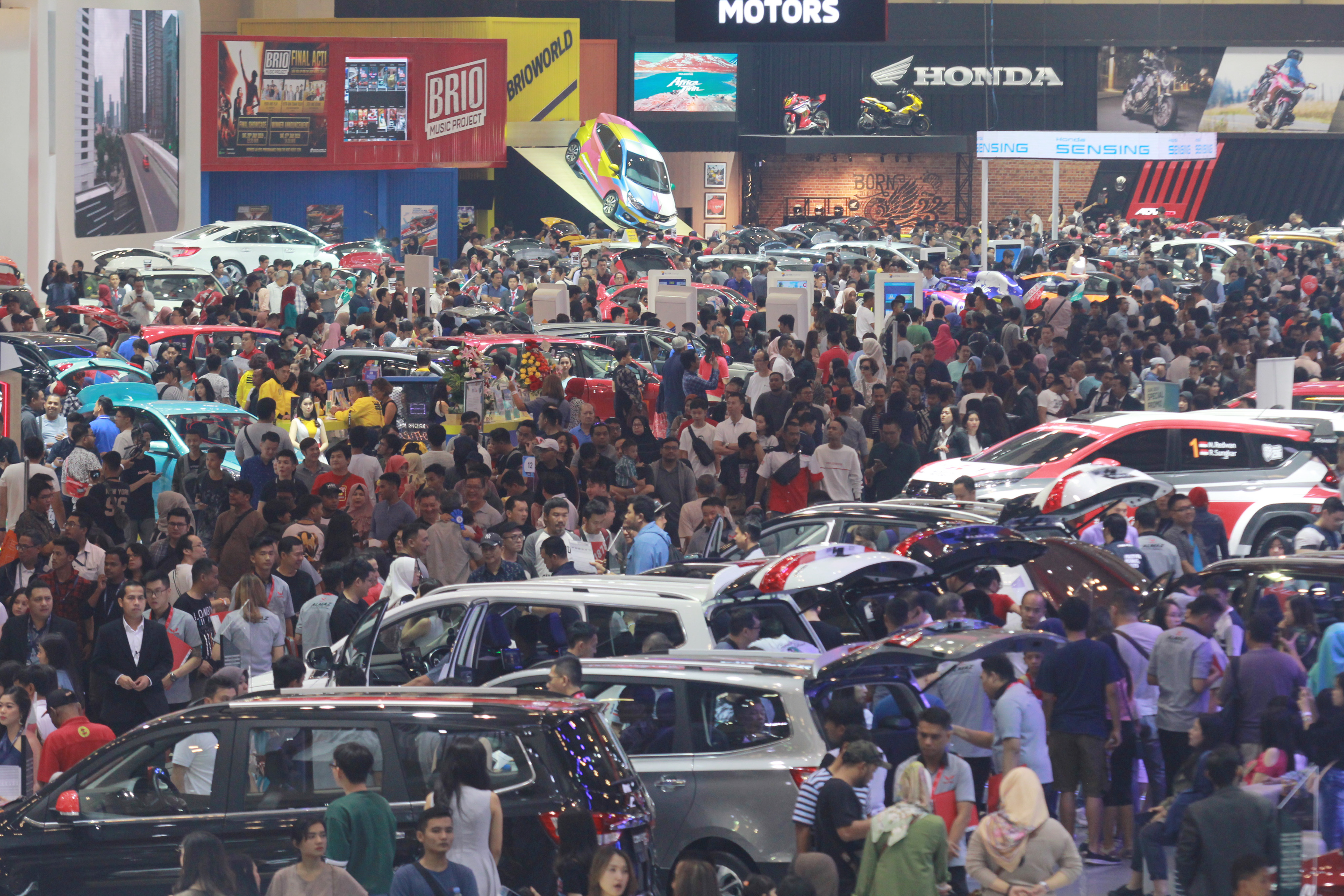  Ribuan pengunjung memadati ruang pamer kendaraan di ajang pameran otomotif Gaikindo Indonesia International Auto Show 