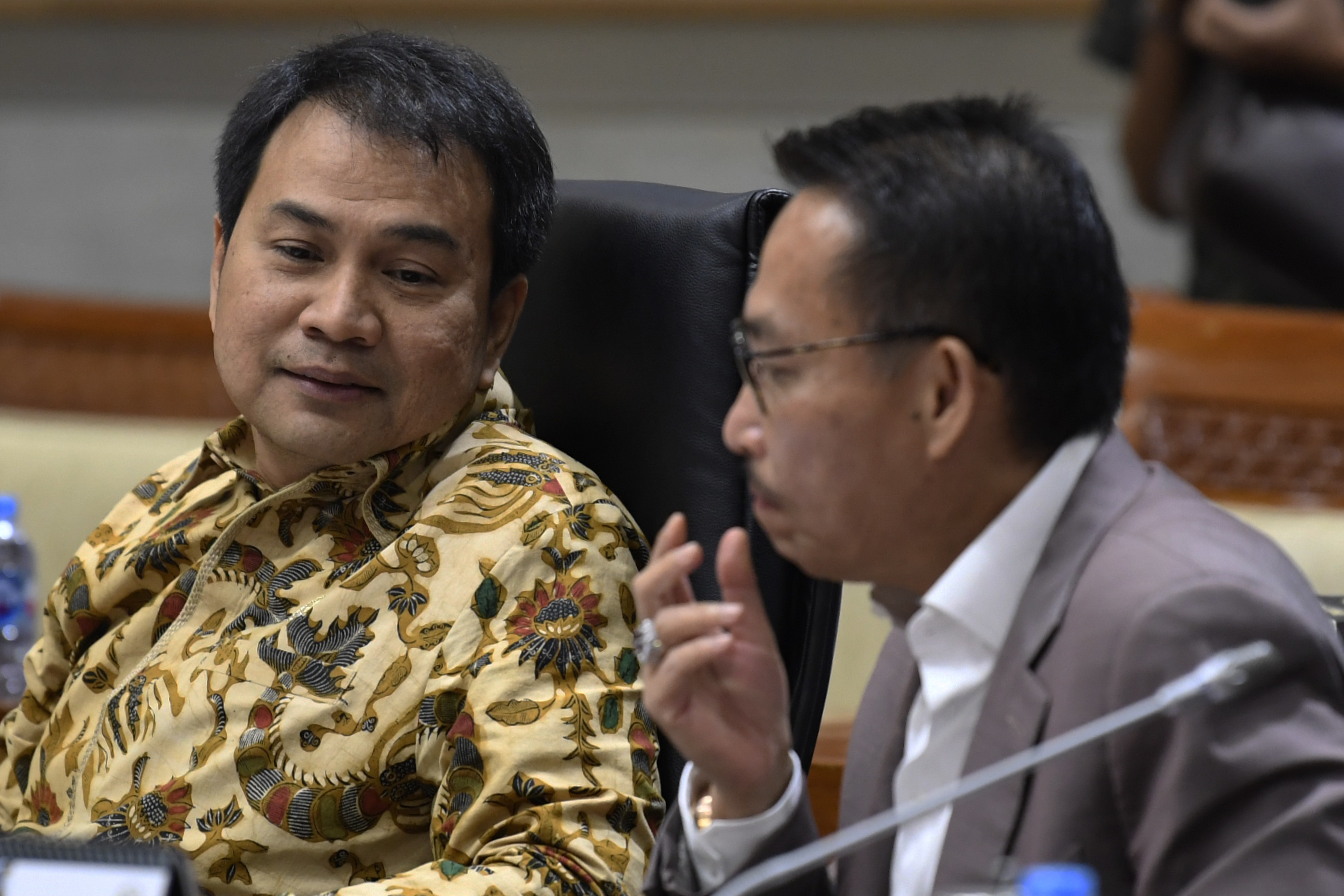 APAT PLENO TERKAIT AMNESTI BAIQ NURIL: Ketua Komisi III DPR Aziz Syamsuddin (kiri)