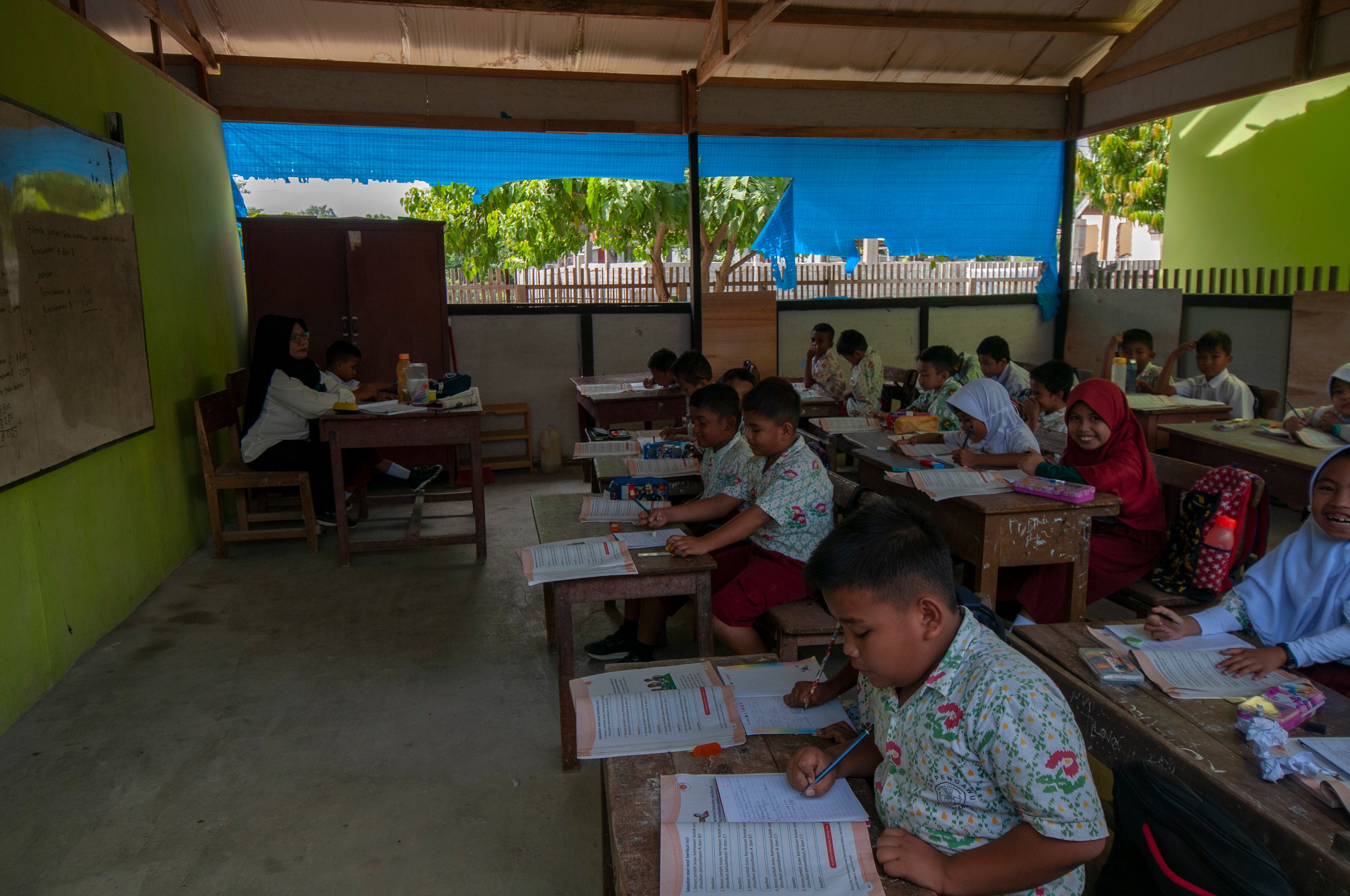  10 bulan pascabencana itu masih ada ratusan sekolah yang hingga saat ini belum direnovasi .