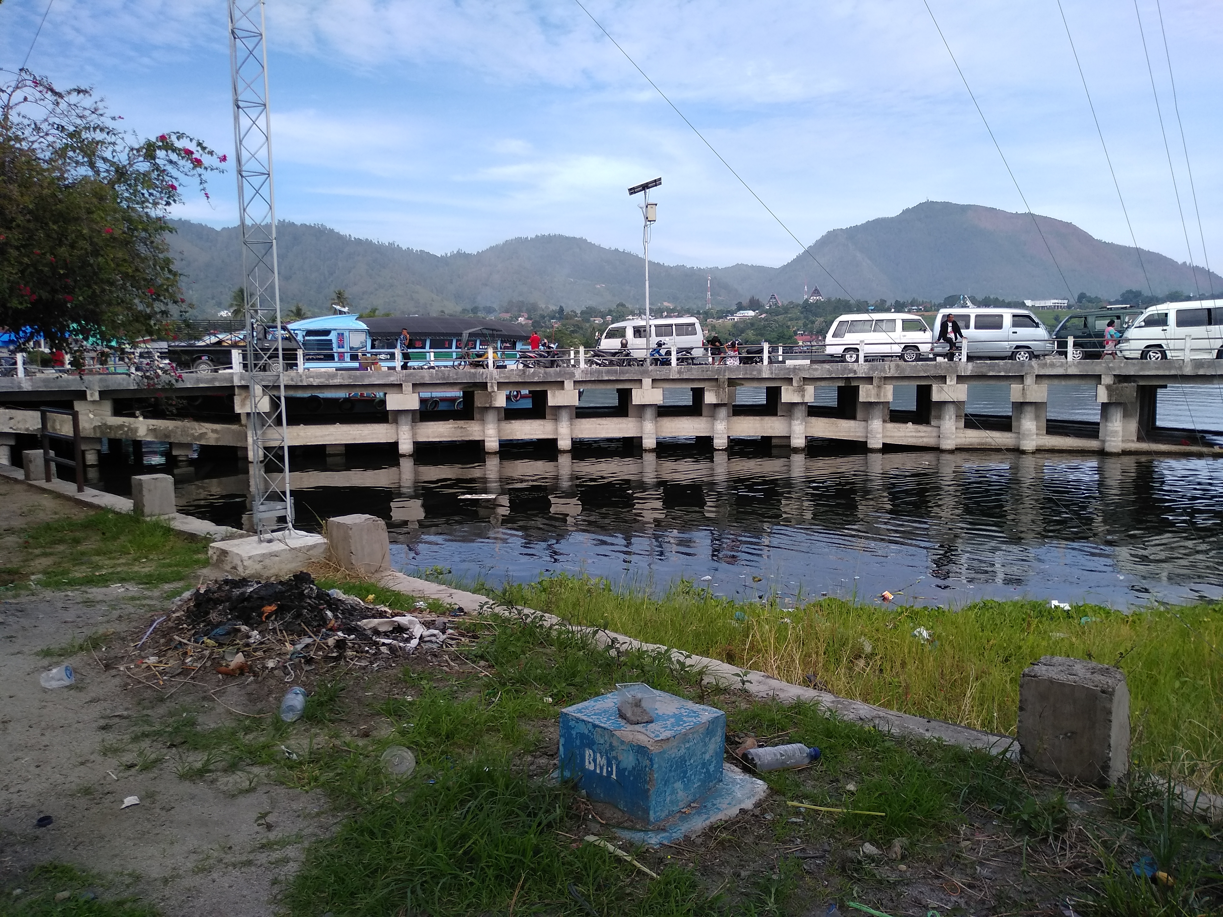 Sampah bertebaran di Dermaga Balige, Sumatra Utara.