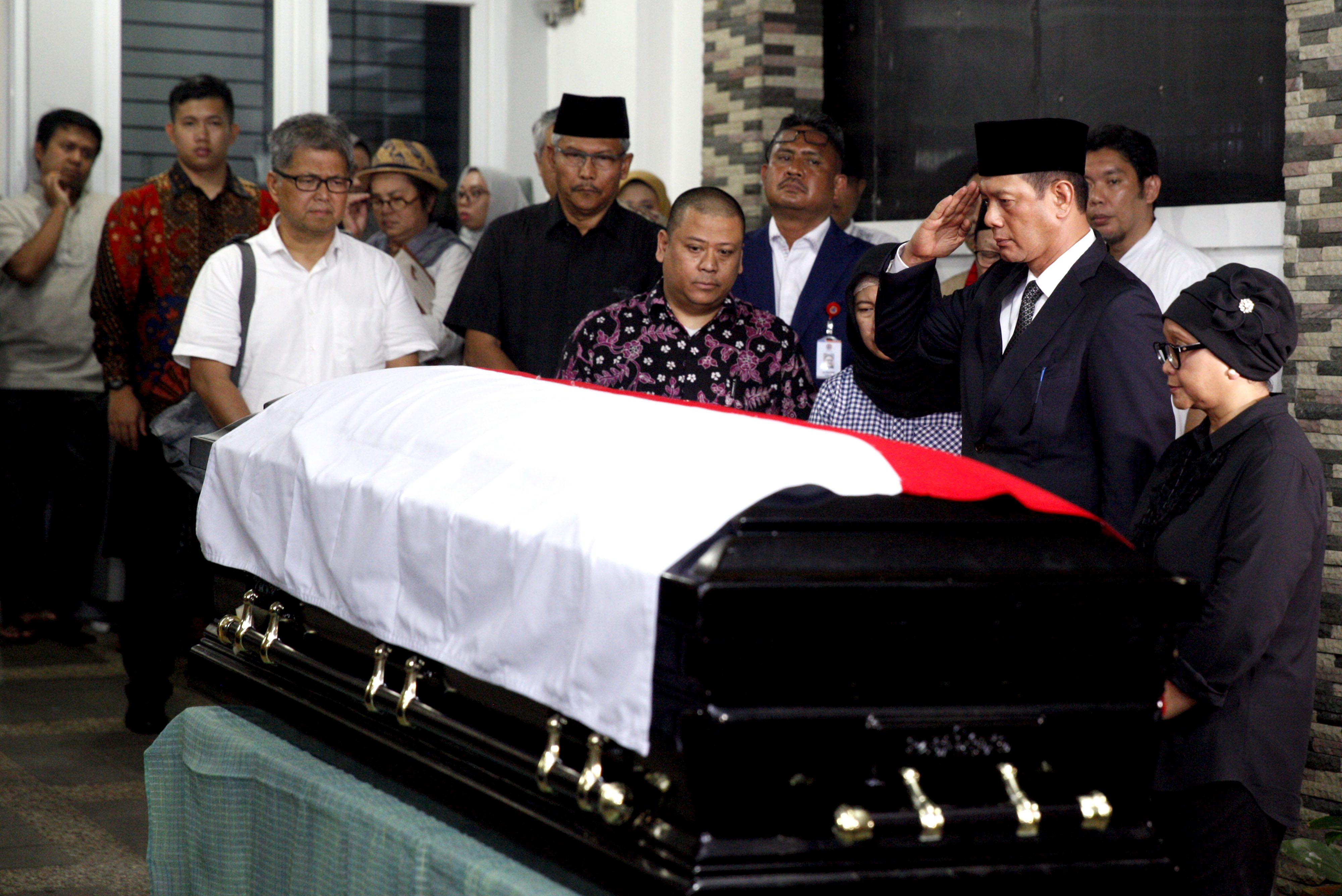 Kepala BNPB Letjen TNI Doni Monardo (kedua dari kanan) memberikan penghormatan kepada jenazah Sutopo Purwo Nugroho.