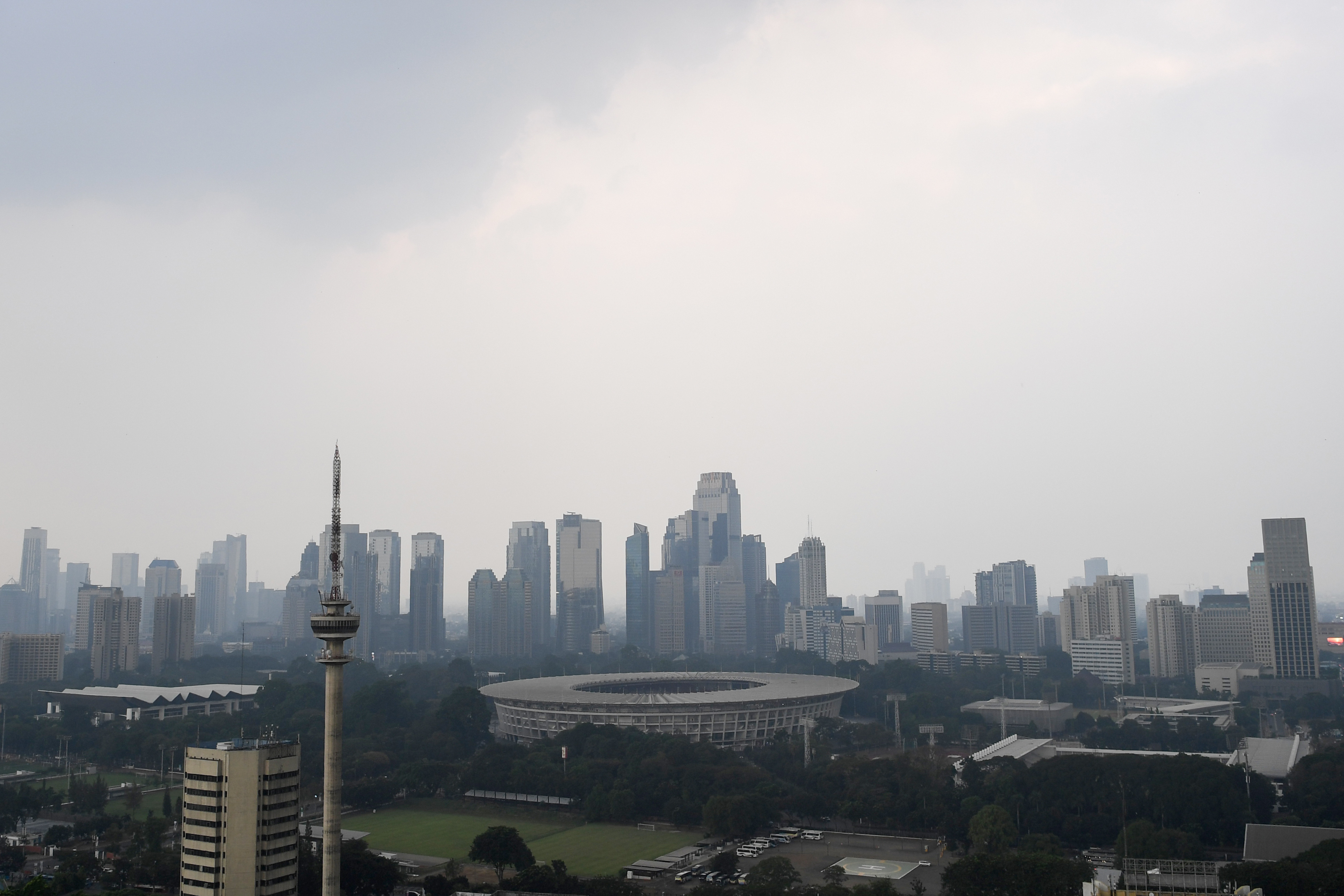 Suasana gedung bertingkat yang terlihat samar karena kabut polusi di Jakarta, Jumat (5/7)