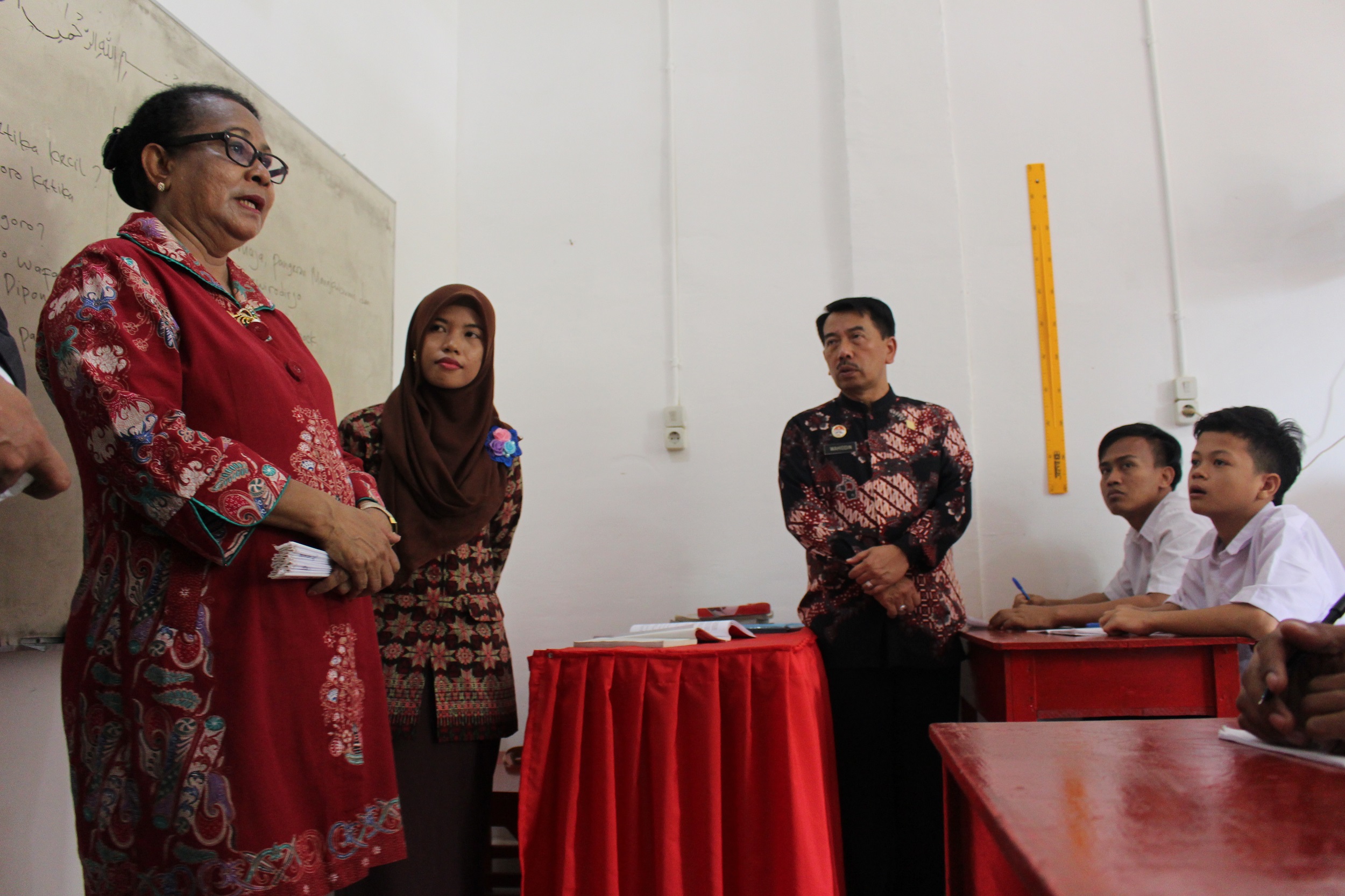  Menteri Pemberdayaan Perempuan dan Perlindungan Anak RI, Yohana Yambise  (kanan)