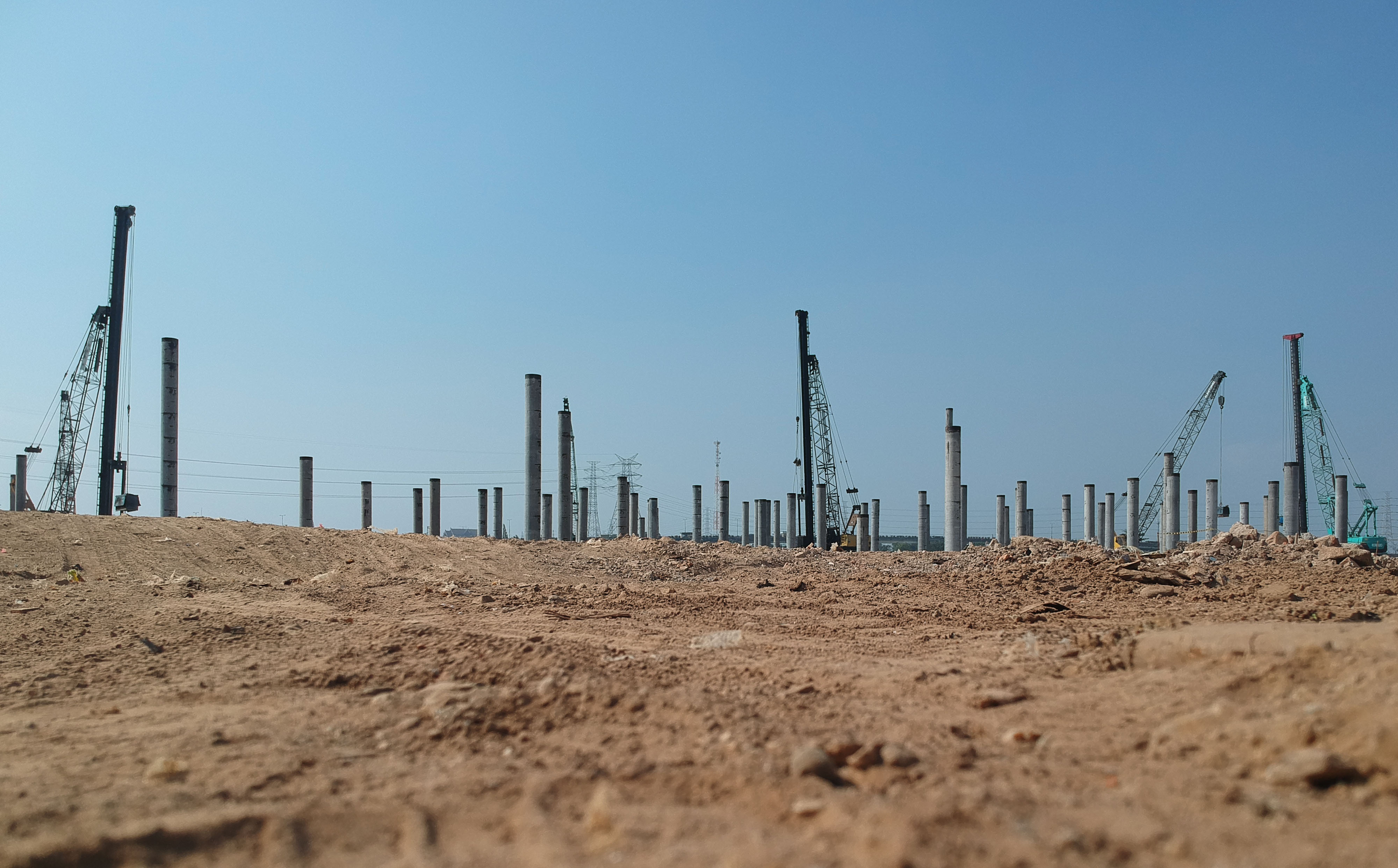 Puluhan tiang pancang terpasang pada lahan proyek pembangunan Stadion BMW, Jakarta, Senin (8/7).