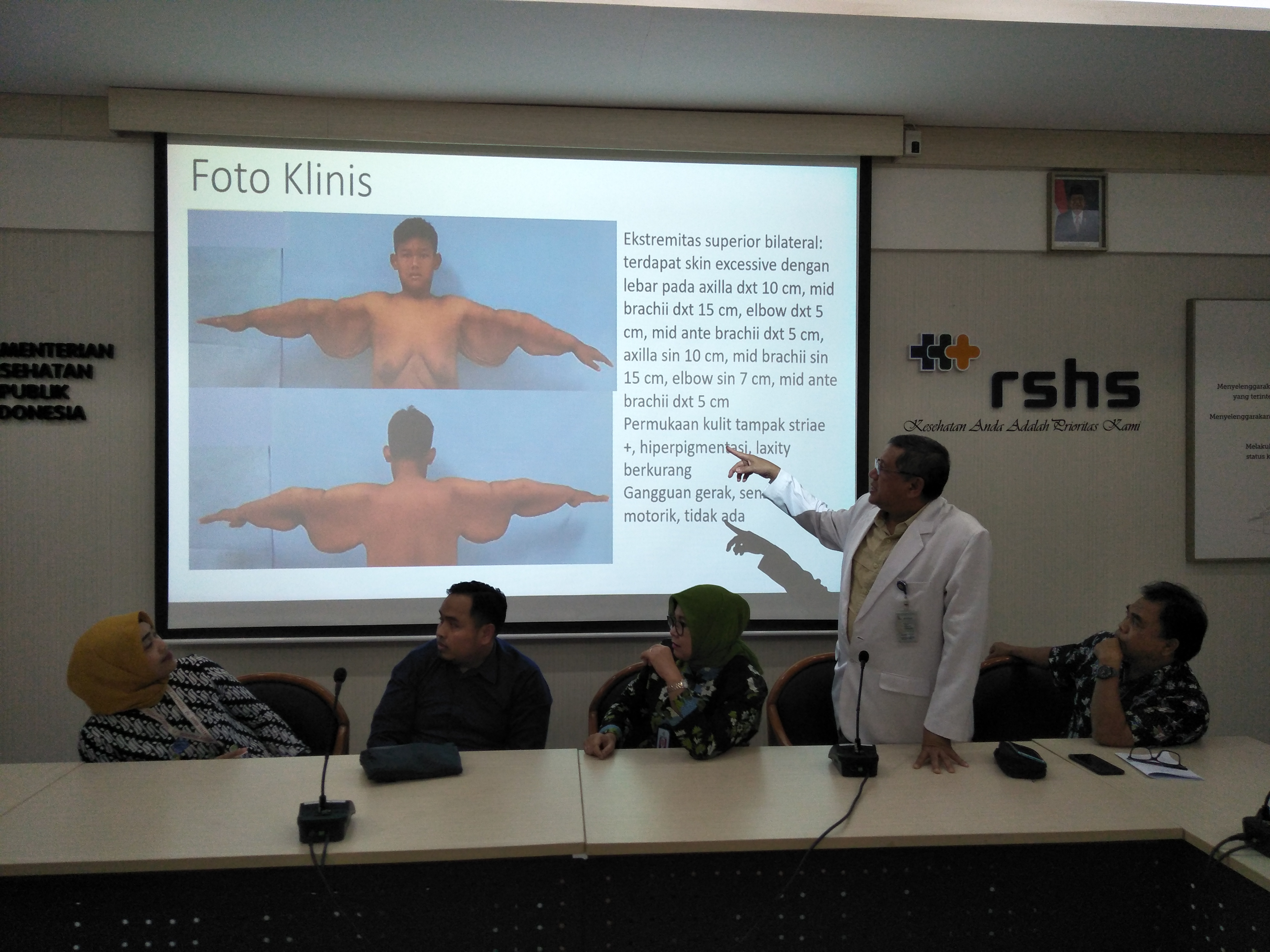 Tim dokter RSHS Bandung sedang menjelaskan proses operasi plastik Arya. 