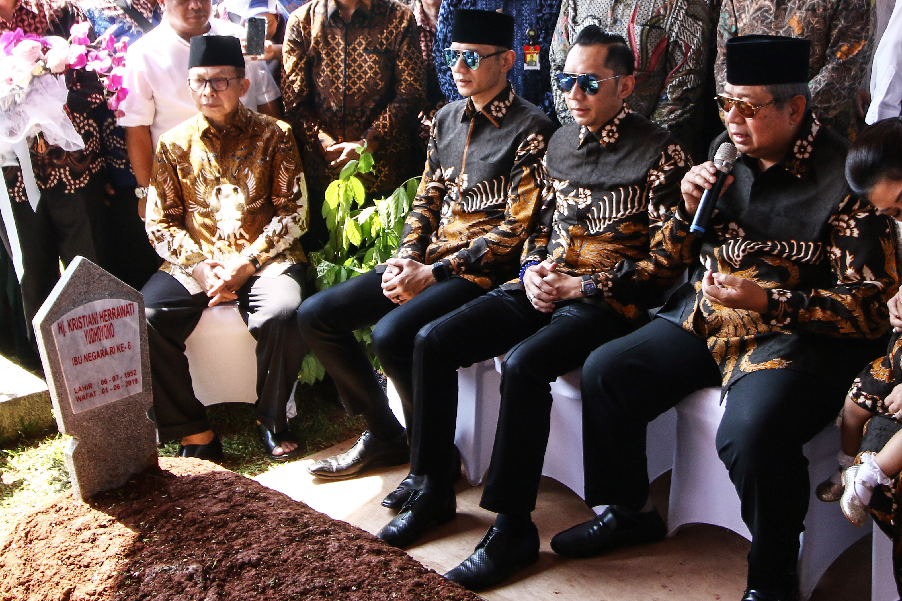 SBY dan keluarganya saat berziarah ke makam Ani Yudhoyono