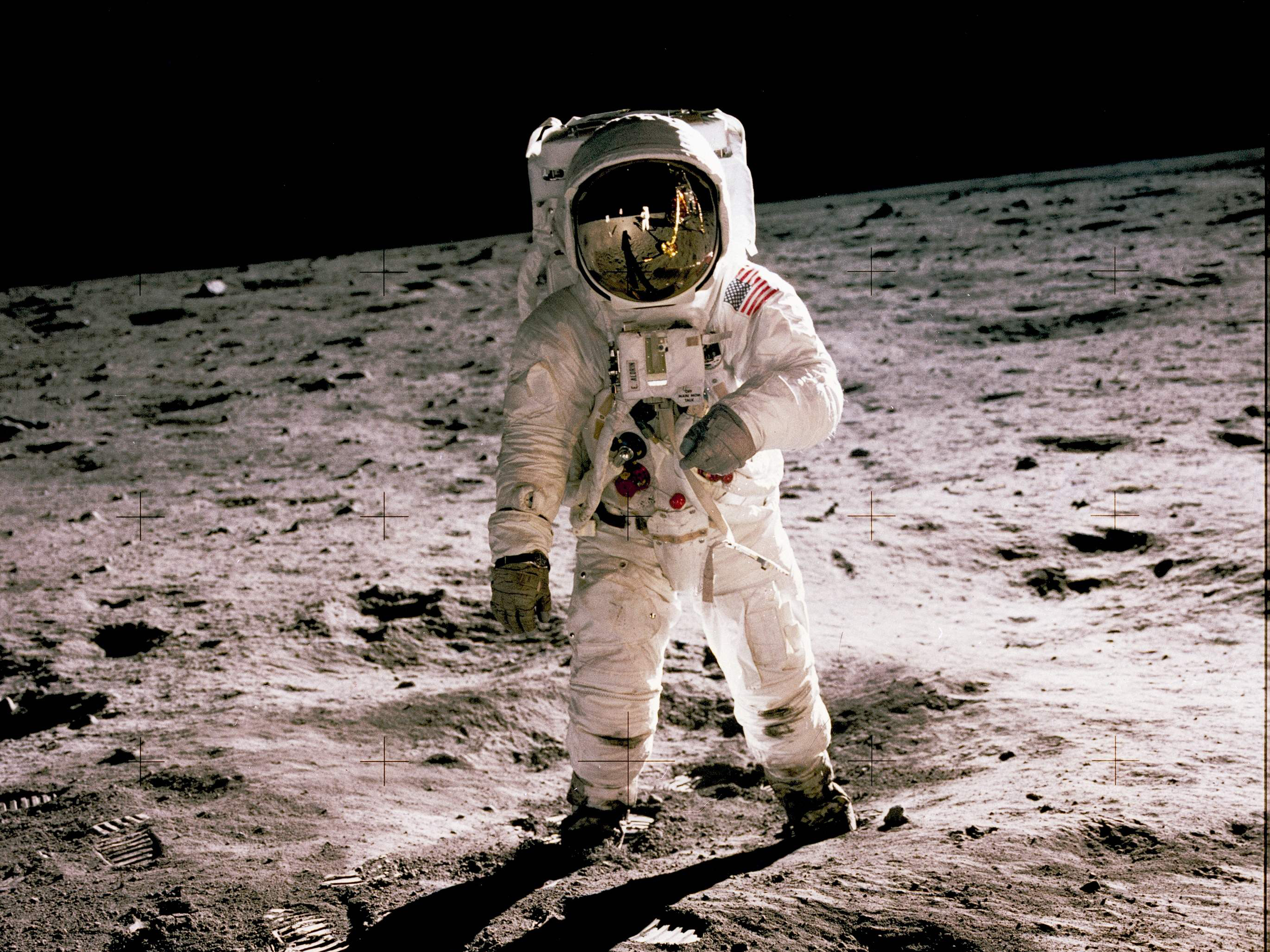 Sosok astronot Buzz Aldrin tengah berjalan di permukaan Bulan, 20 Juli 1969. Tampak pantulan sosok Neil Armstrong pada kaca helm Buzz.