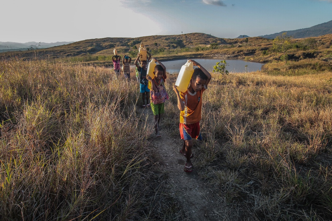 Warga Kampung Kampung Wololuba, Desa Rendu Wawo harus berjalan kaki satu km untuk mencari air di embung. 