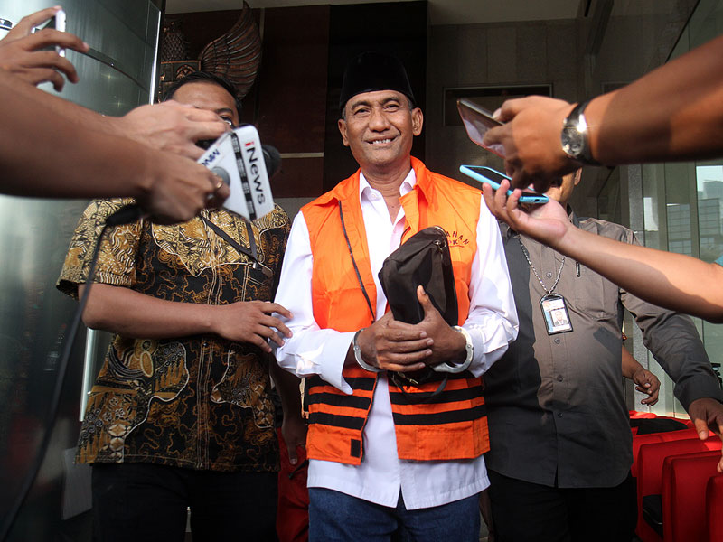 Tersangka kasus dugaan jual-beli jabatan yang menjabat sebagai Bupati Kudus M Tamzil tersenyum kepada jurnalis saat keluar dari Gedung KPK.