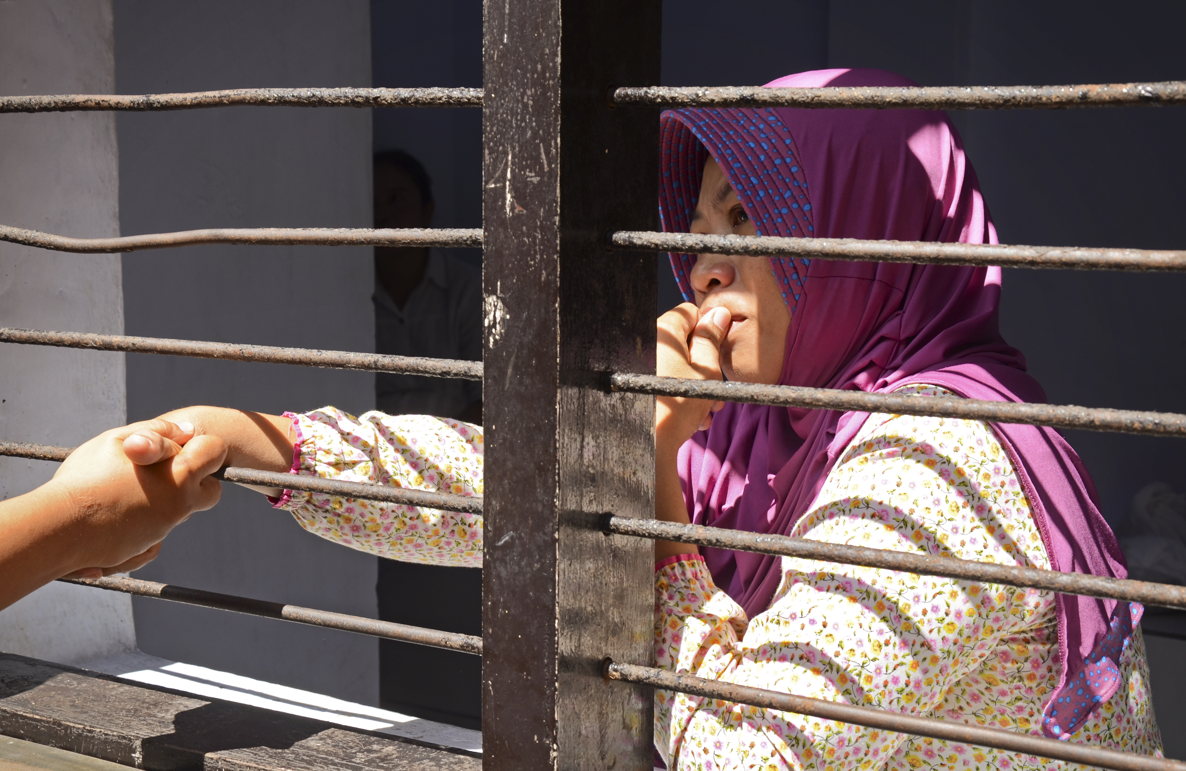 Baiq Nuril Maknun berjabat tangan dengan kerabatnya saat menunggu sidang di ruang tahanan Pengadilan Negeri Mataram, NTB, 10 Mei 2017