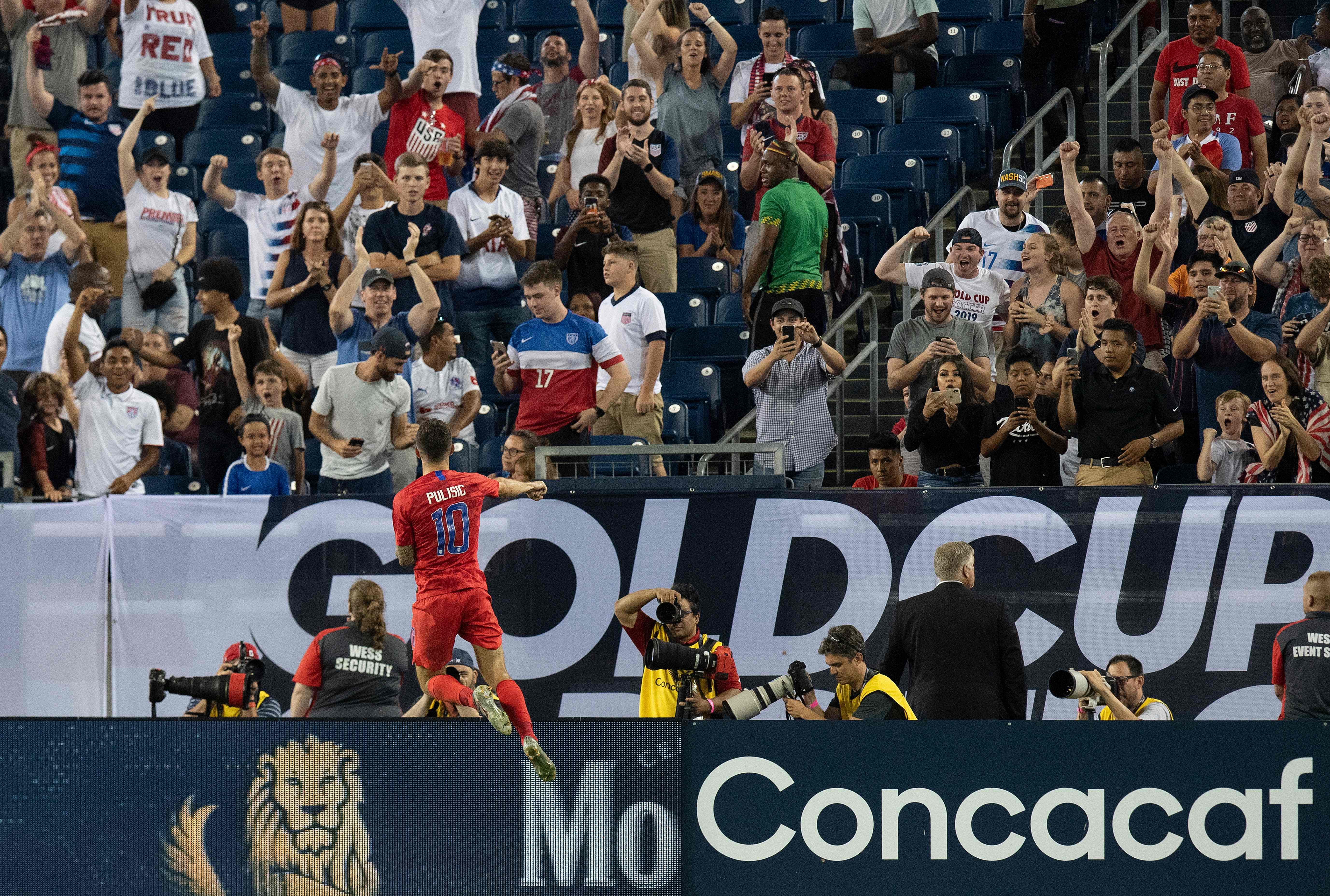 Christian Pulisic melakukan selebrasi usai mencetak gol ke gawang Jamaika di laga semifinal Piala Emas.