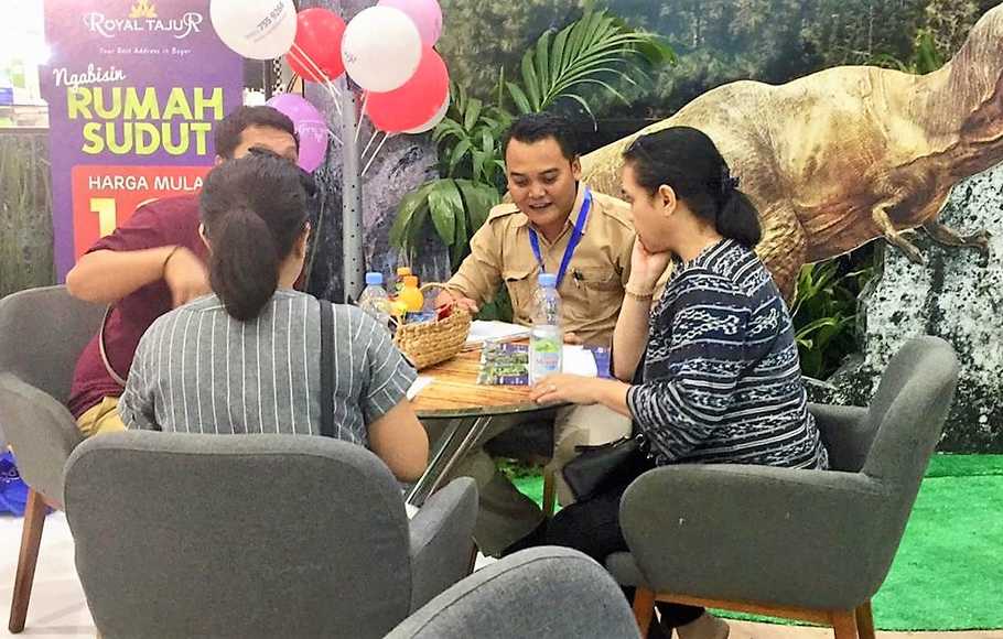 Pengunjung sedang melihat rumah yang ditawarkan oleh Royal Tajur pada perhelatan IPEX 2019