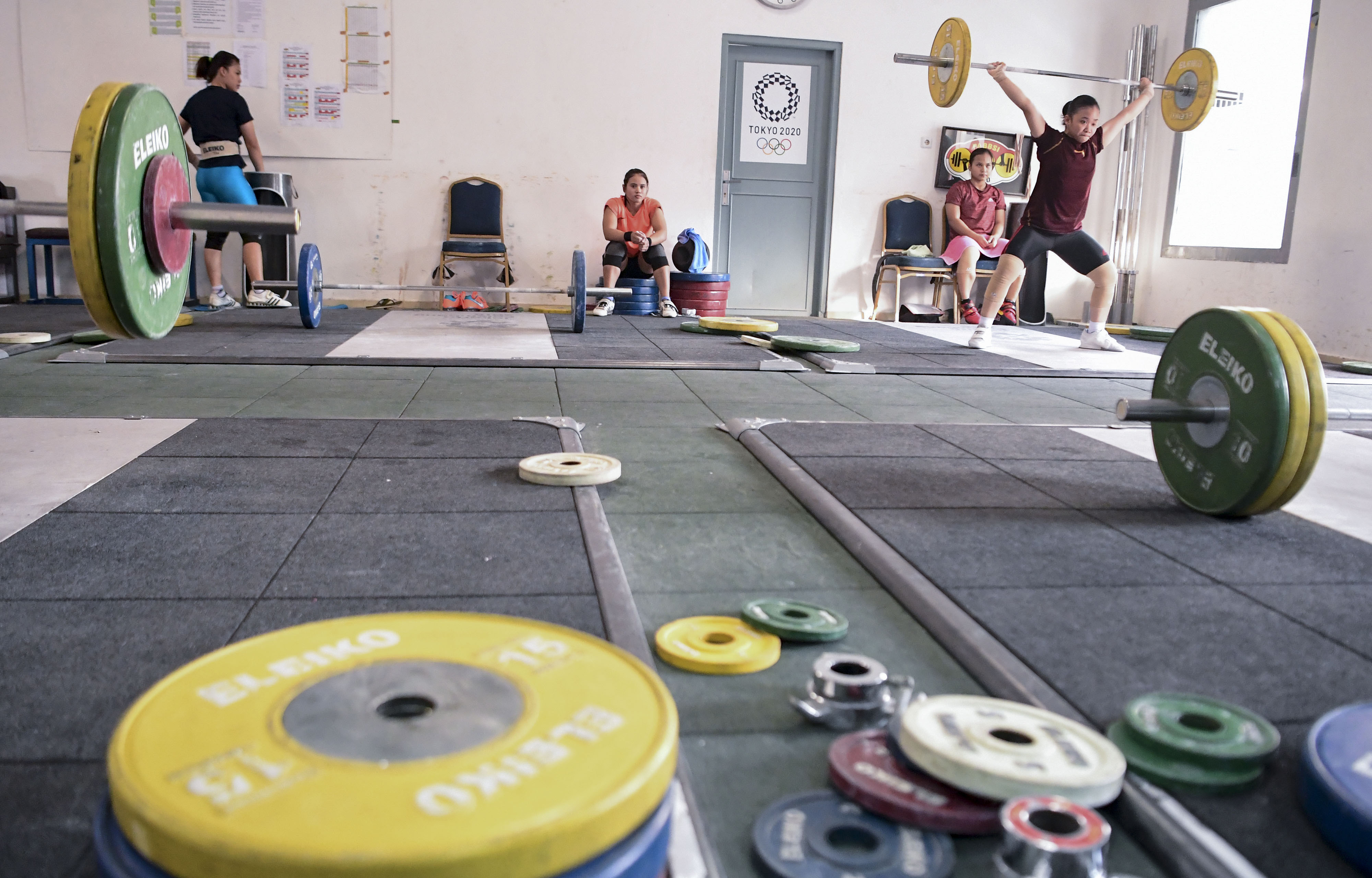Sejumlah lifter muda Indonesia melakukan angkatan saat mengikuti pemusatan latihan nasional (Pelatnas) di Mess Kwini, Jakarta.